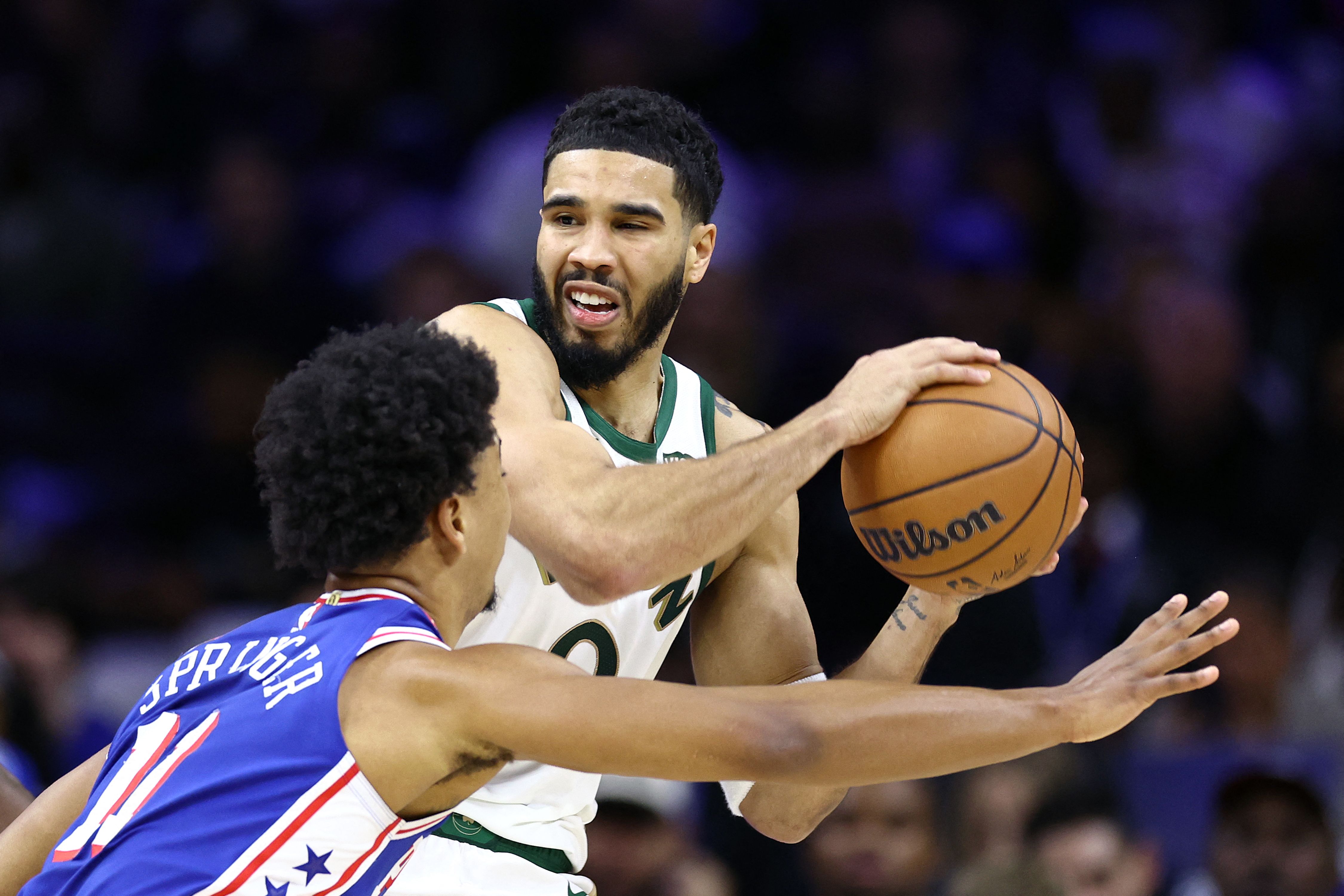 Pemain Boston Celtics Jayson Tatum (kanan) berusaha mempertahankan bola dari pemain Philadelphia 76ers Jaden Springer.