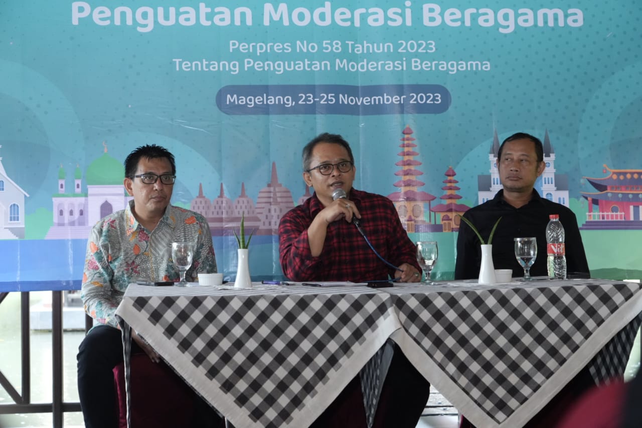 Staf Khusus Menag Bidang Media dan Komunikasi Publik Wibowo Prasetyo (tengah) menjelaskan Moderasi Beragama di Magelang, Jawa Tengah.