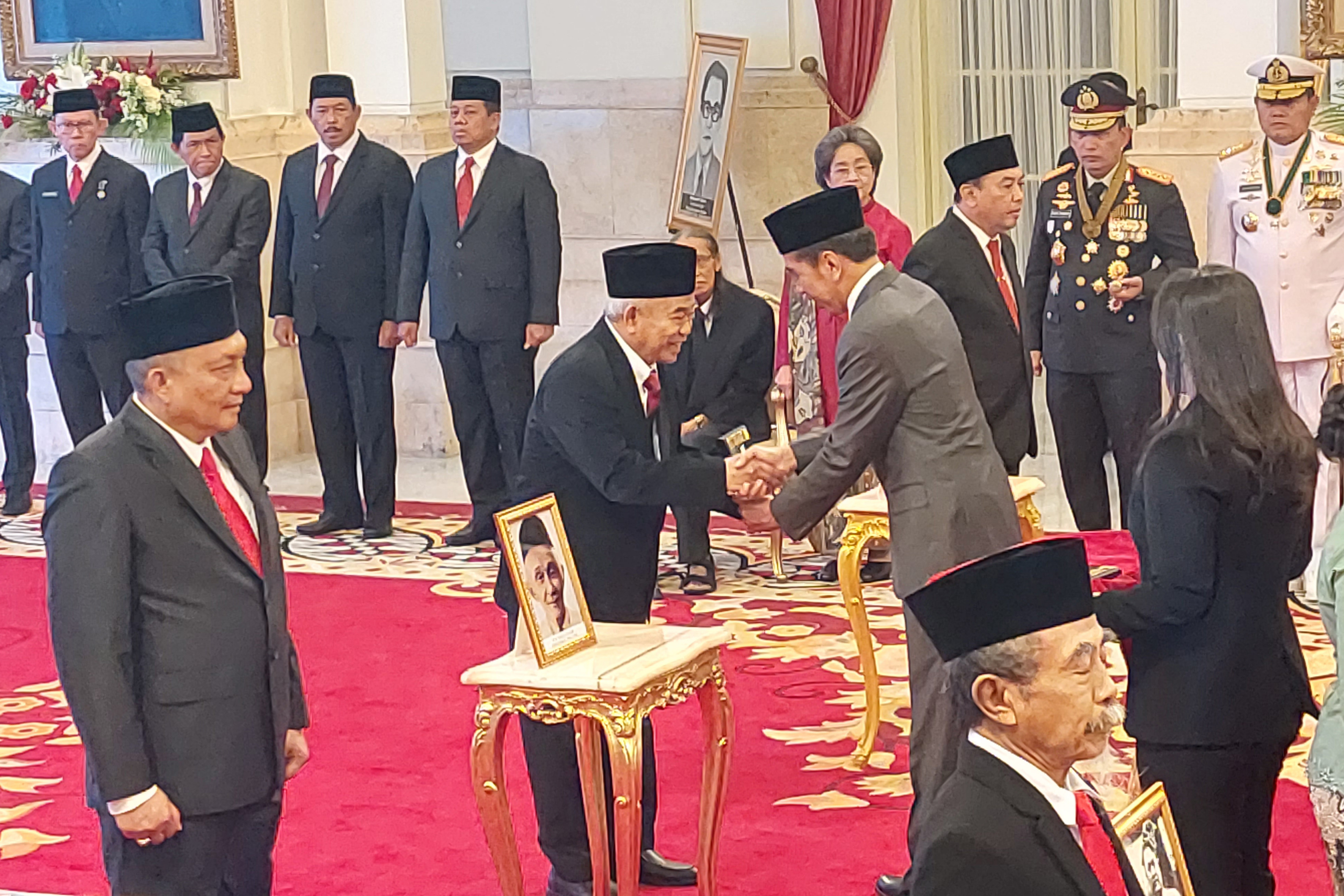 Pemberian penghargaan gelar pahlawan kepada sejumlah tokoh nasional.