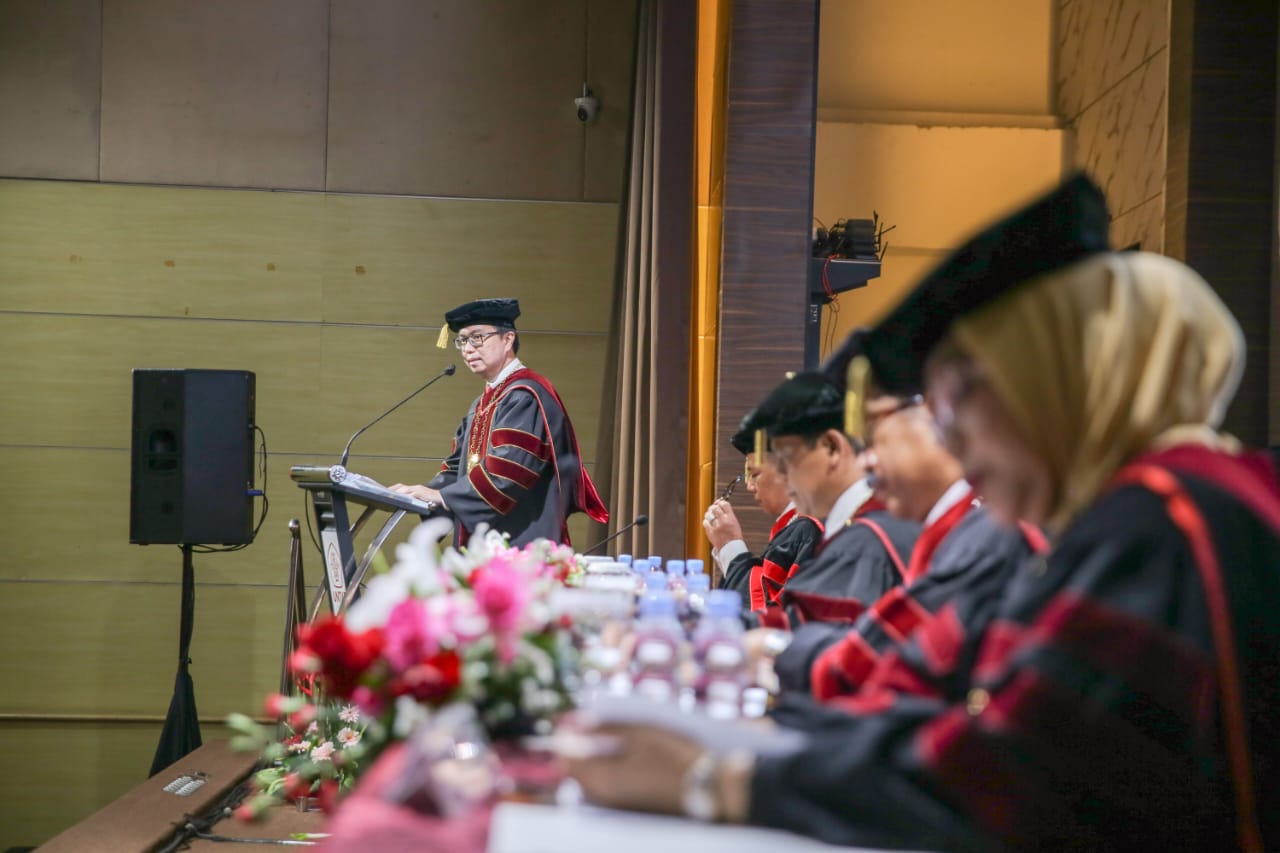 Pakar Hukum Bisnis dan Perdagangan Internasional Prof. Dr. Ariawan Gunadi mengingatkan pemerintah agar mencermati positive list produk impor