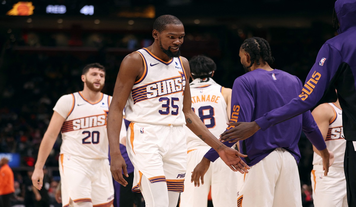 Bintang Phoenix Suns Kevin Durant melakukan selebrasi saat timnya menang atas Detroit Pistons.