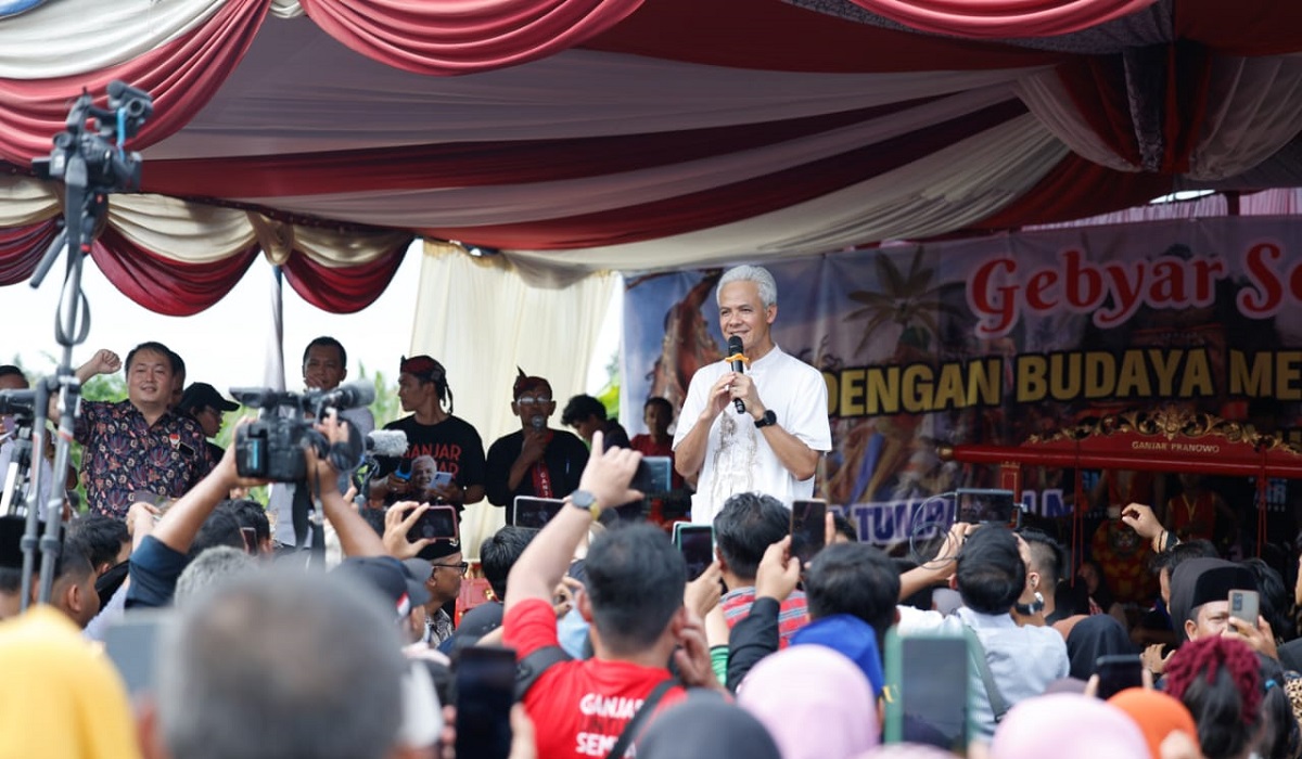 Ganjar di hadapan pendukungnya.