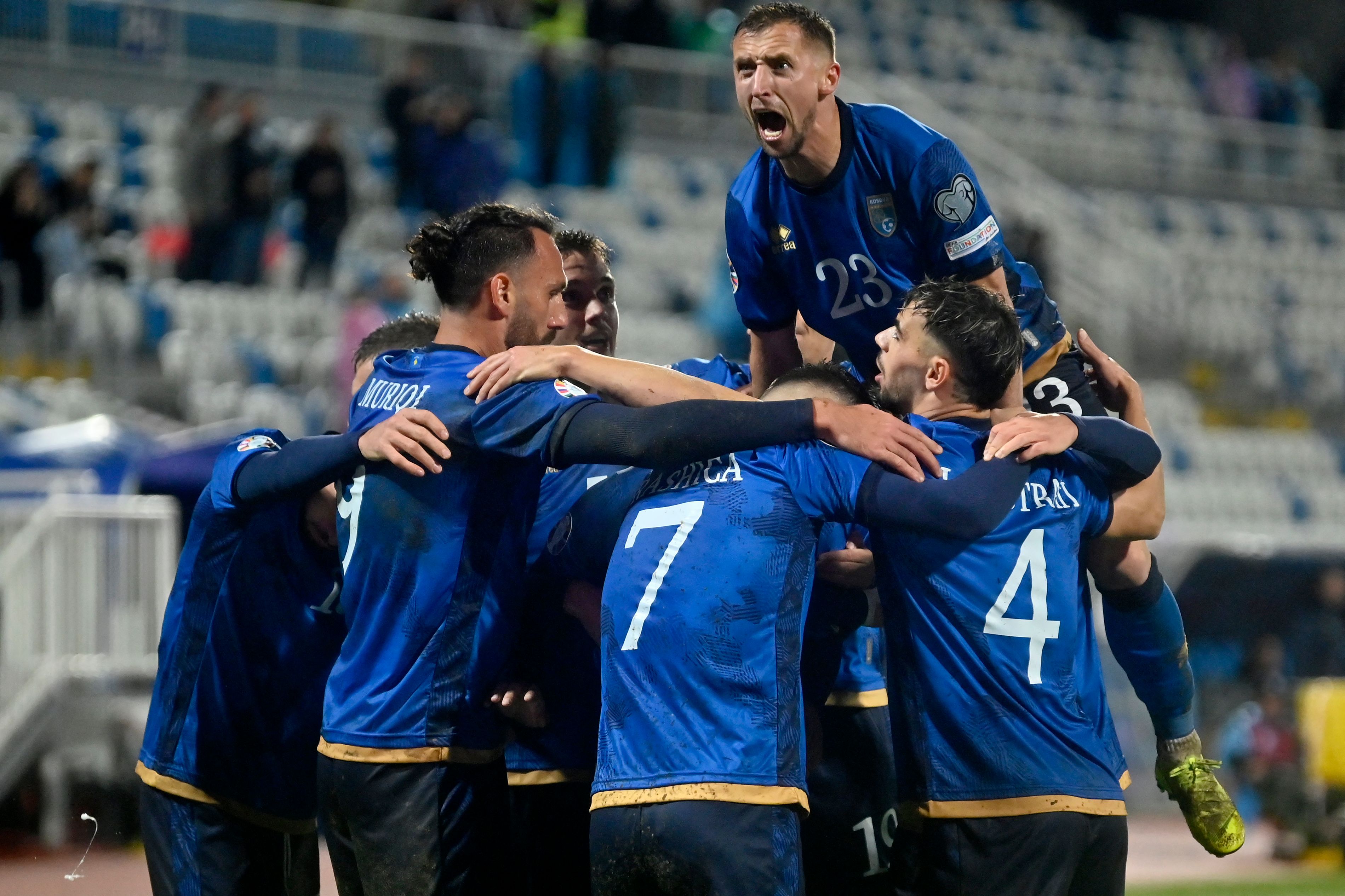 Selebrasi Kosovo usai menaklukkan Israel pada babak kualifikasi UEFA Euro 2024 Group I, Minggu (12/11). 