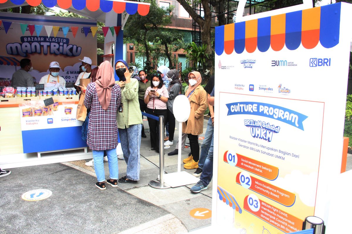  Suasana pegawai komplek Perkantoran BRI Pusat saat berbelanja Buah dan Makanan Ringan di Area Taman Gedung BRI Pusat.