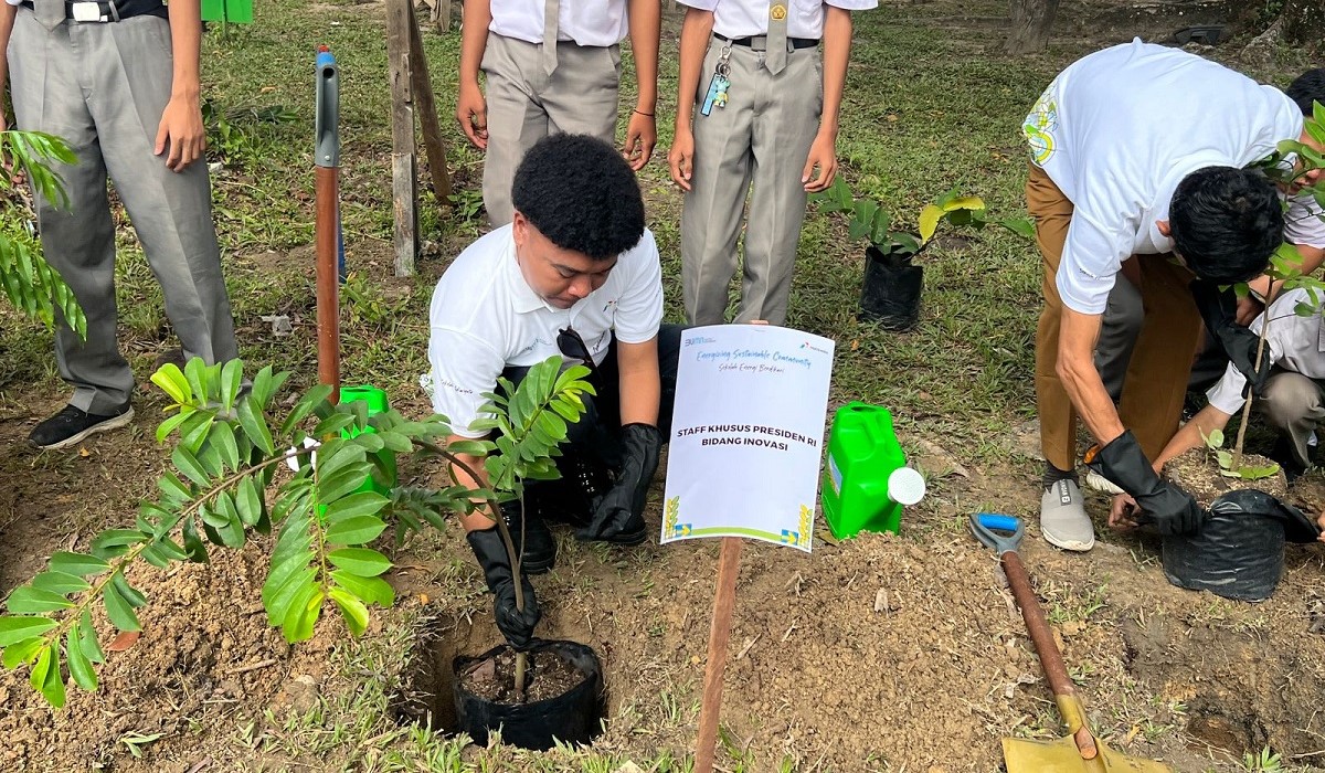 Pertamina dan Duta SDGs Indonesia Billy Sumbang Solar Panel Aliri Listrik di SMKN 2 Dumai