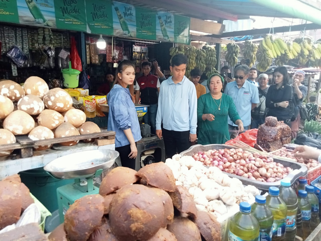 Gibran blusukan ke Pasar Terong