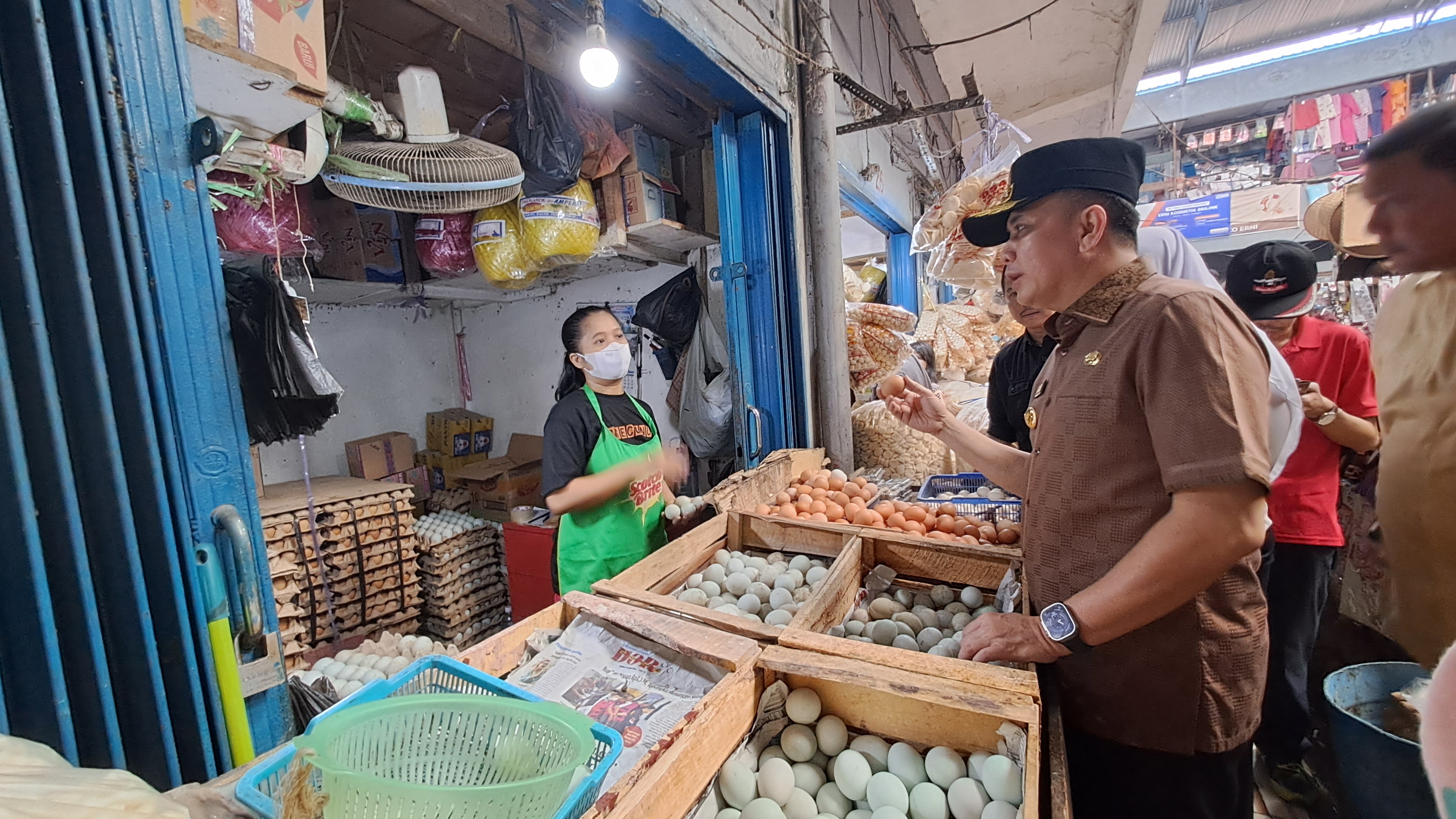 Pedagang telur tengah melayani pembeli di pasar tradisional