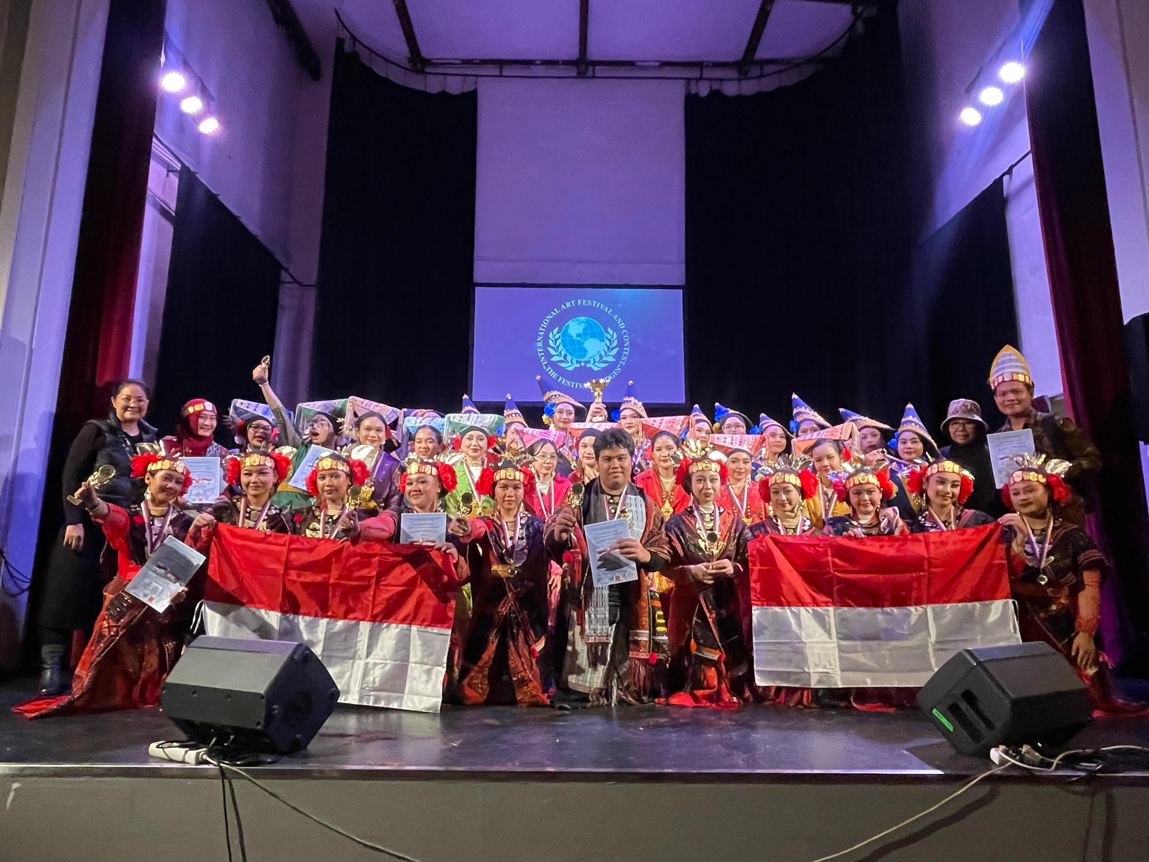 SMA Labschool Cibubur meraih juara pertama ajang 38th International Competition and Folklore, Dance and Music Festival Prague Stars.