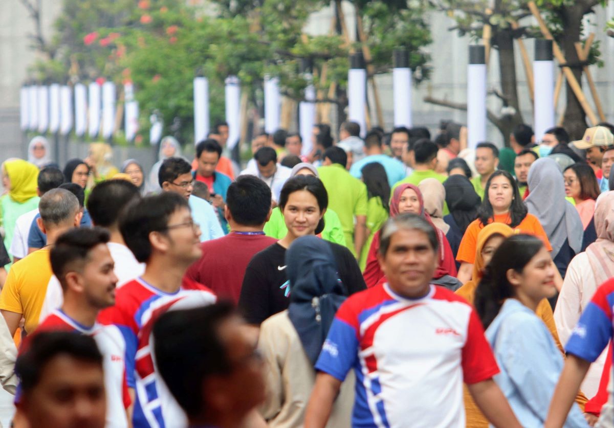Warga DKI Jakarta beraktivitas di kawasan Thamrin, Jakarta Pusat.