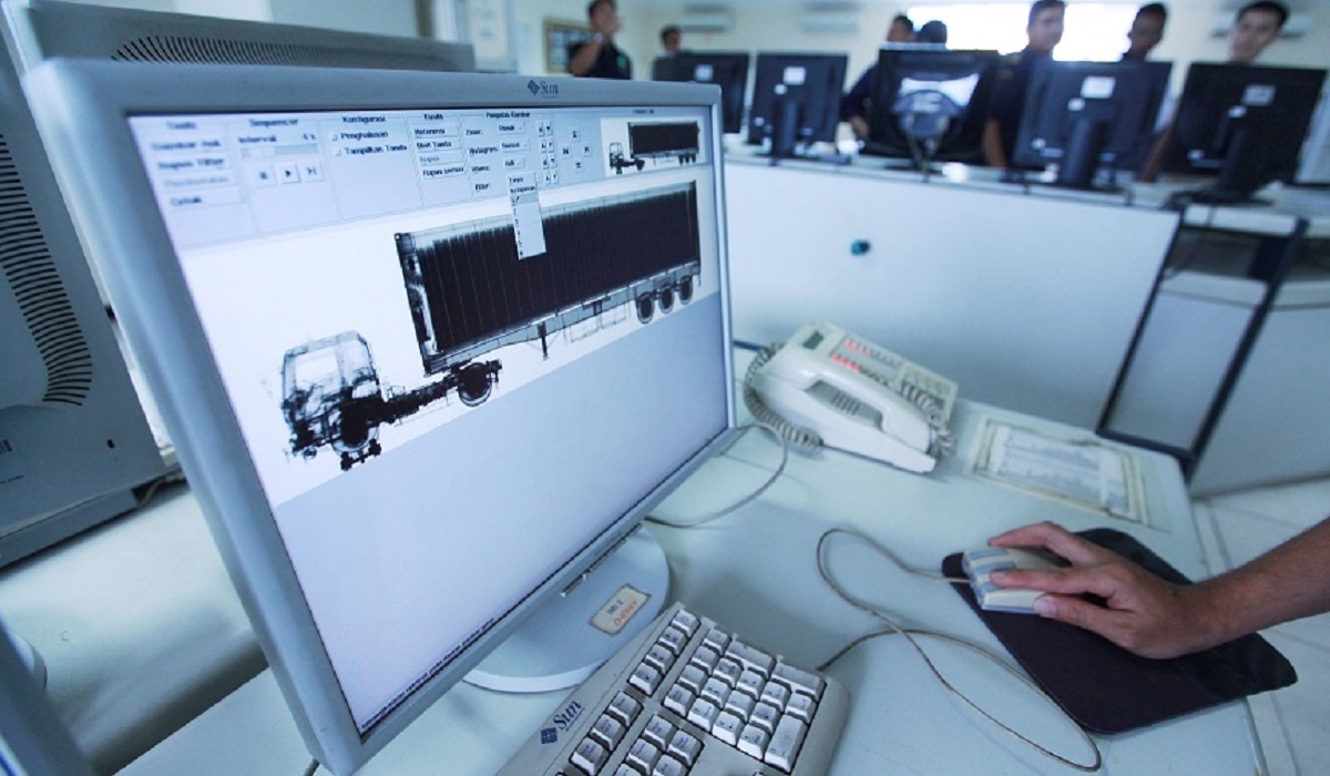 Petugas Bea Cukai melakukan pemeriksaan kontainer melalui layar monitor di pelabuhan