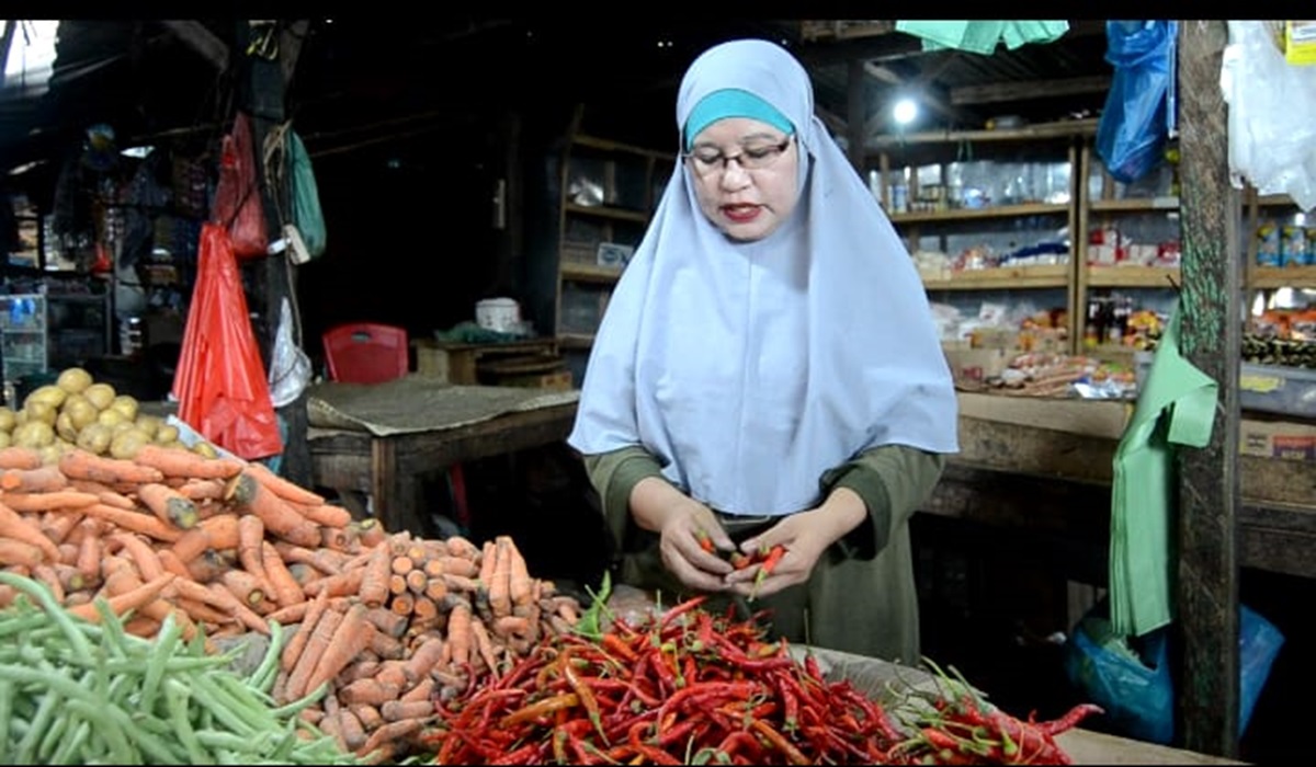 Pedagang cabai di Pasar Inpres Larantuka, Kabupaten Flores Timur, NTT, Sabtu (11/11).