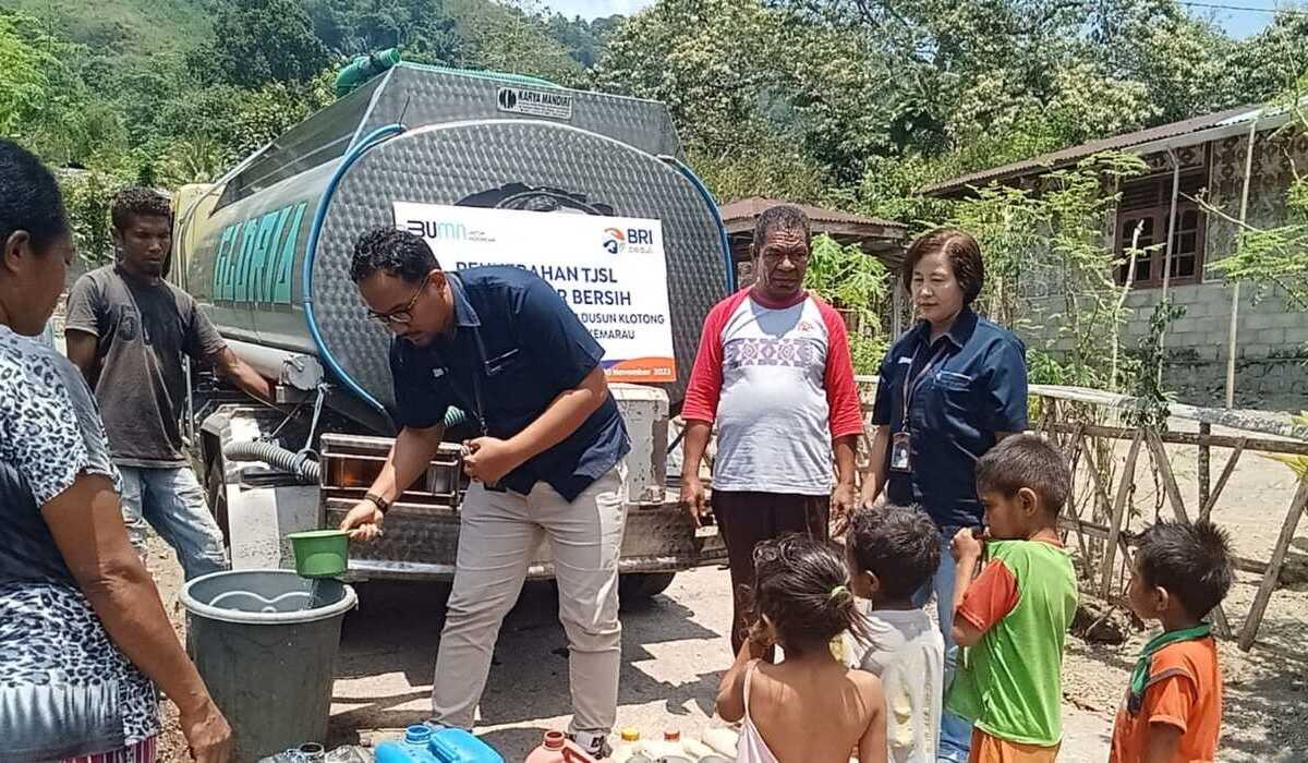 Warga Desa Bura bekor, Sikka, NTT Tengah, menyambut gembira bantuan air bersih dari Bank BRI Cabang Maumere.