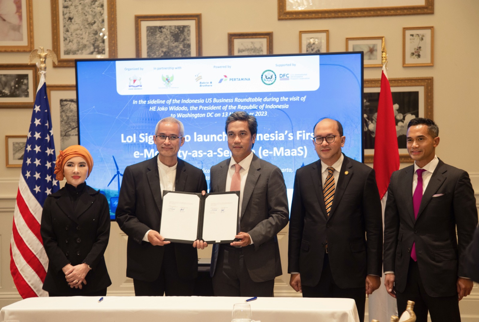 Acara penandatanganan MoU kerja sama antara Pertamina NRE dan PT VKTR Teknologi Mobilitas Tbk di Washington, Amerika serikat.