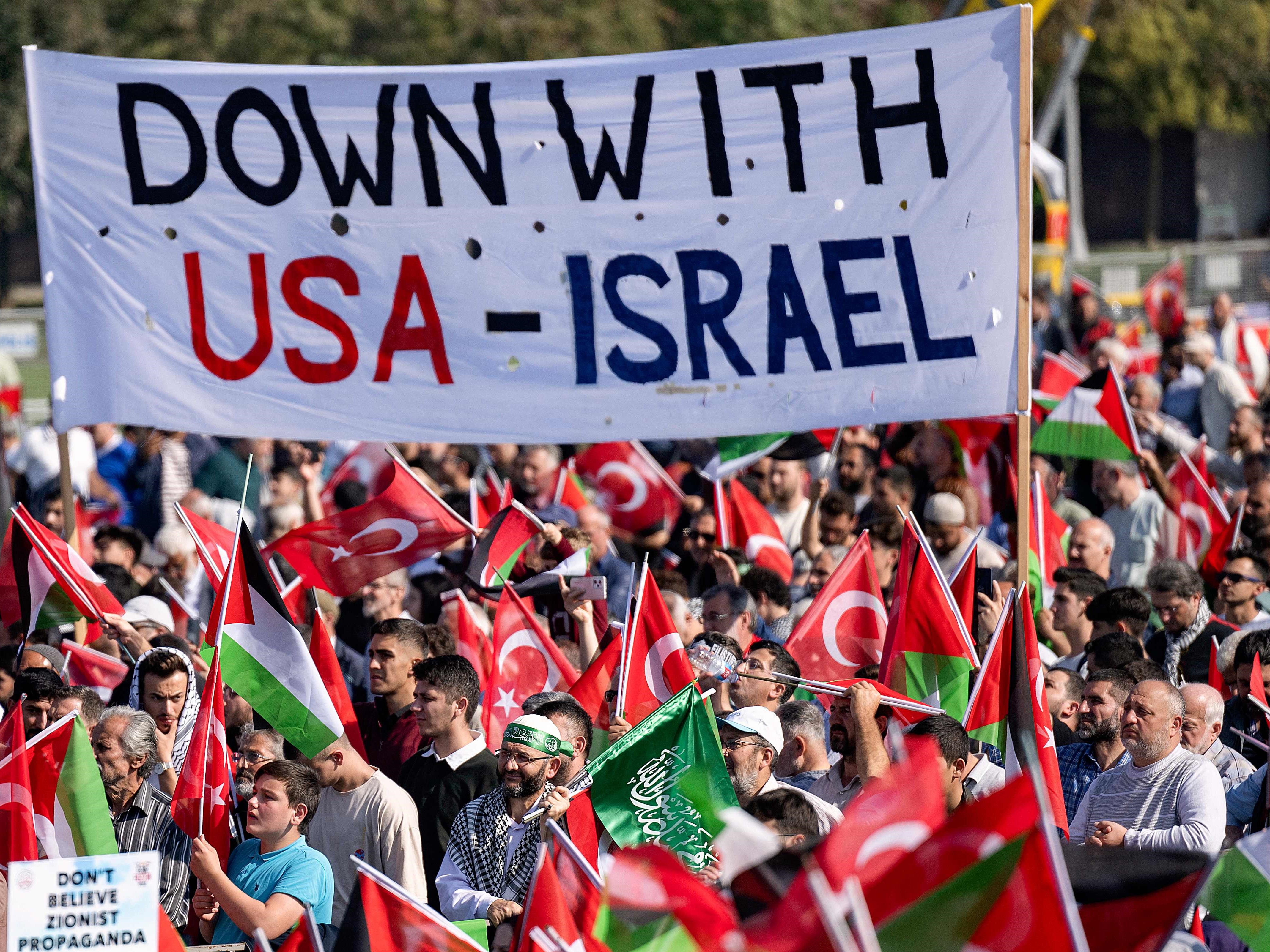 Para pengunjuk rasa berkumpul dalam unjuk rasa Bebaskan Palestina di Istanbul, Turki, pada 15 Oktober 2023.