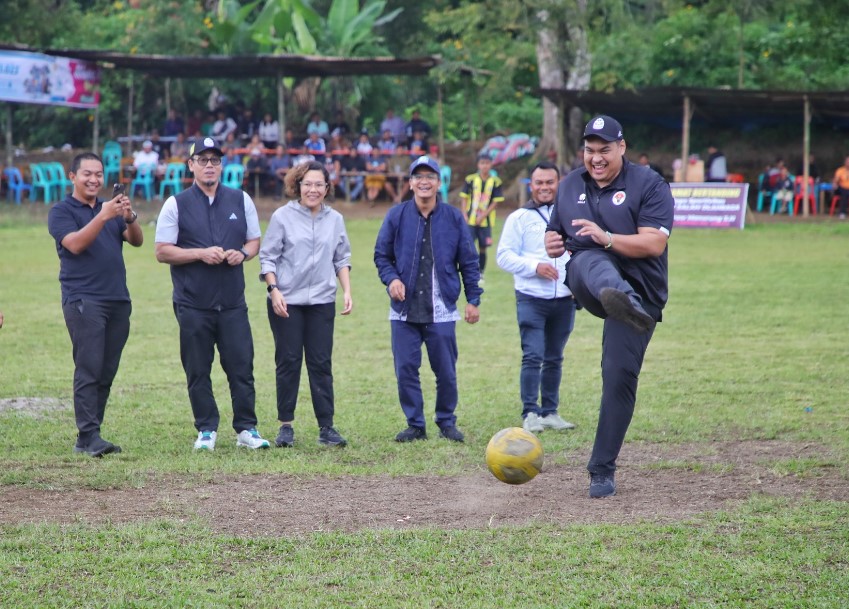 Menpora Dito Ariotedjo melakukan tendangan kick off sebagai tanda dimulainya kejuaraan sepak bola tarkam di Desa Motung Ajibata.