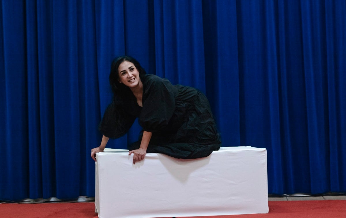 Joane Win saat membawakan monolog berjudul 'Cotton Candy'. 