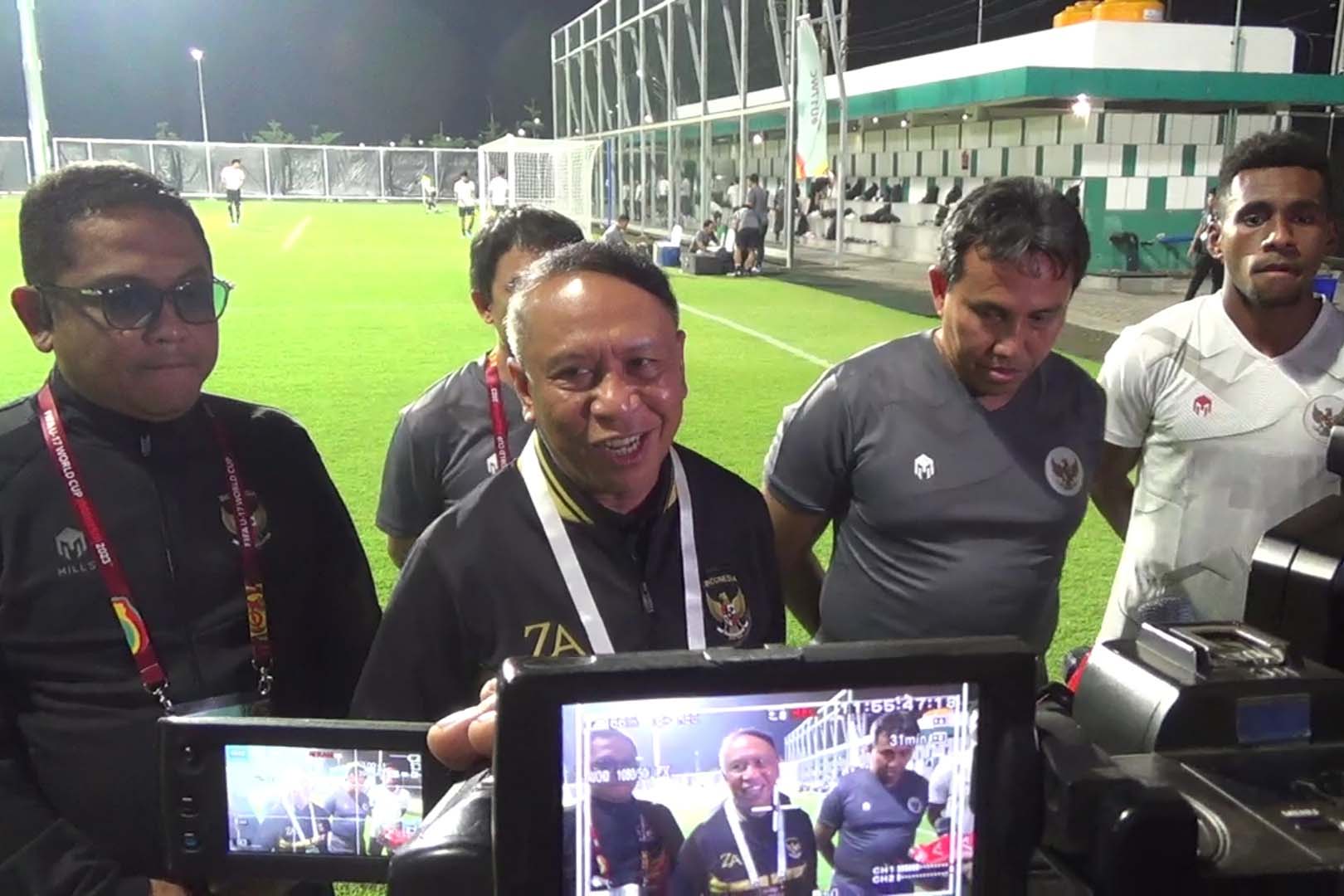 Wakil Ketua Umum PSSI Zainudin Amali (tengah) memberi keterangan seusai memantau persiapan timnas U-17 Indonesia.