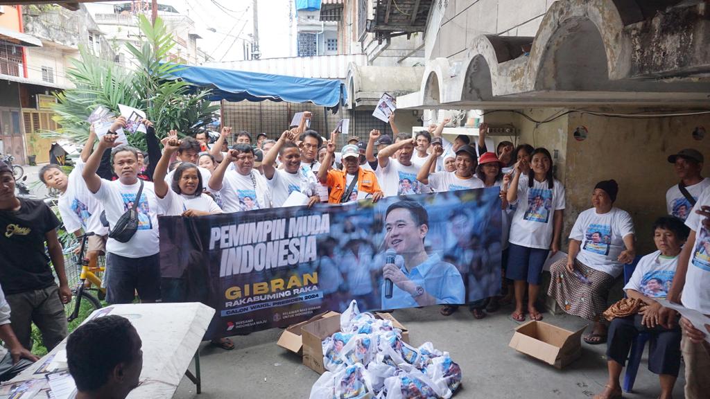Untuk mendapat dukungan suara, Relawan Mas Gibran membagikan sembako di Kota Medan, Sumut, Minggu (26/11).