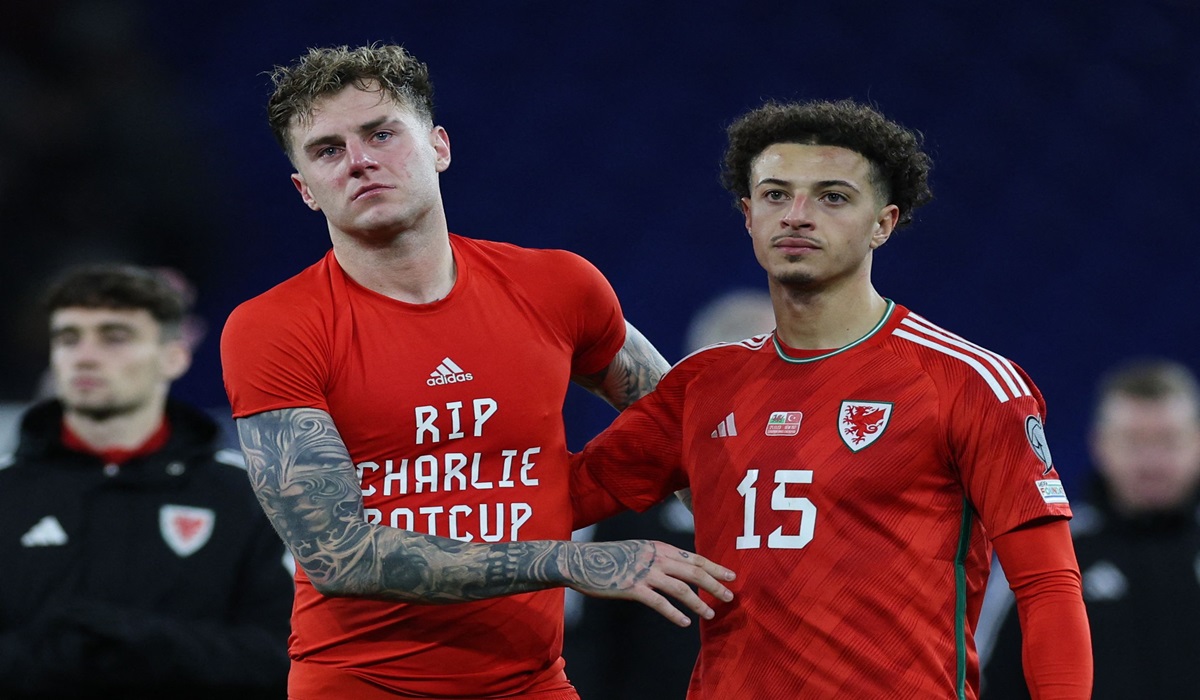 Pemain timnas Wales Joe Rodon (kiri) dan Ethan Ampadu bereaksi usai laga kualifikasi Piala Eropa 2024 melawan Turki.