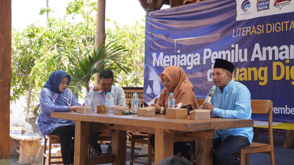 Komunitas  Muda Beda Berkarya mengadakan talkshow literasi digital untuk bijak dan kritis menghadapi berita hoax di Situbondo, Jawa Timur