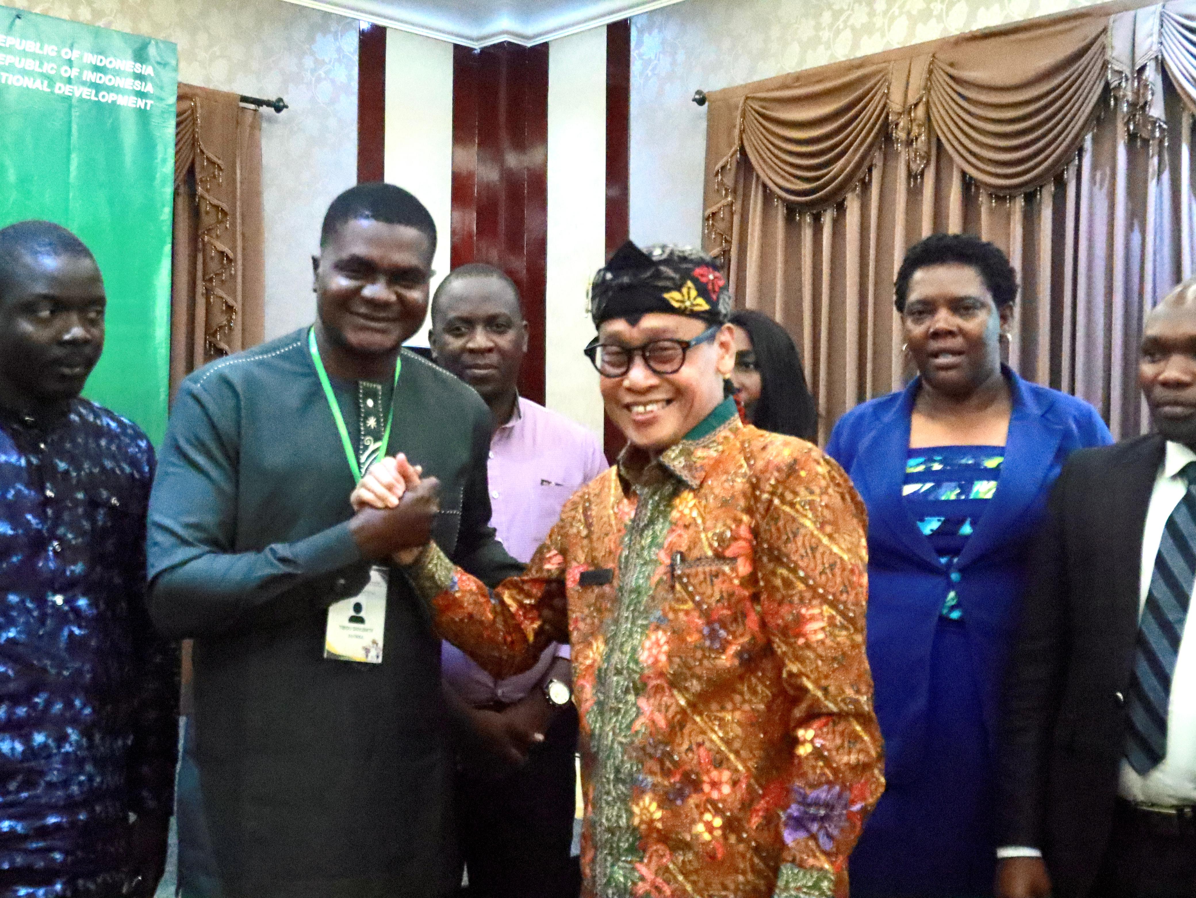 Kepala BPPSDMP Kementan Dedi Nursyamsi bersama delegrasi Afrika yang mengikuti pelatihan agribisnis di Lembang, Jawa Barat.