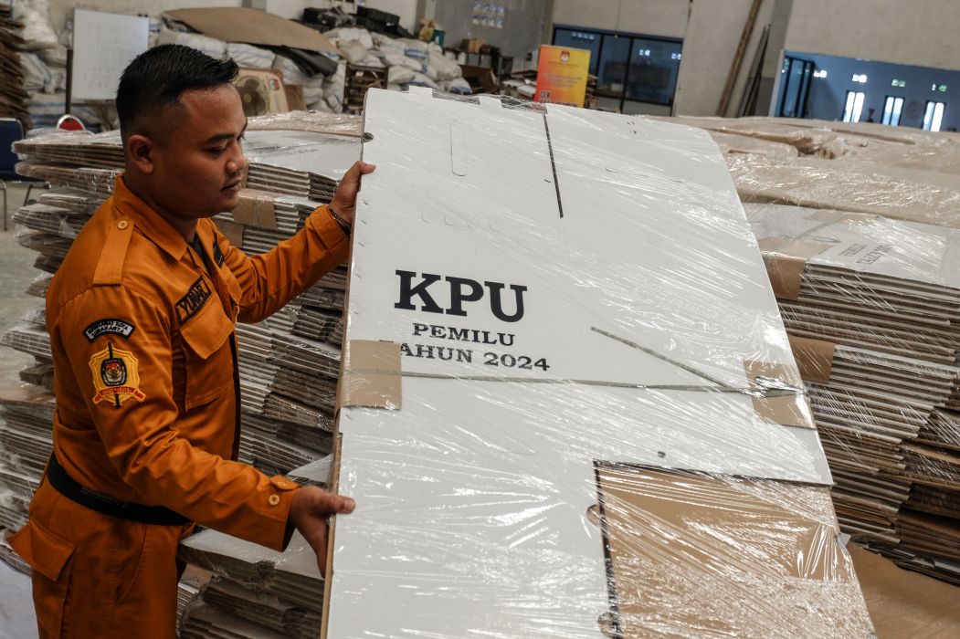 Ilustrasi: petugas memeriksa kotak suara Pemilu 2024 di gudang milik KPU Kota Surakarta, Jawa Tengah, Rabu (18/10).