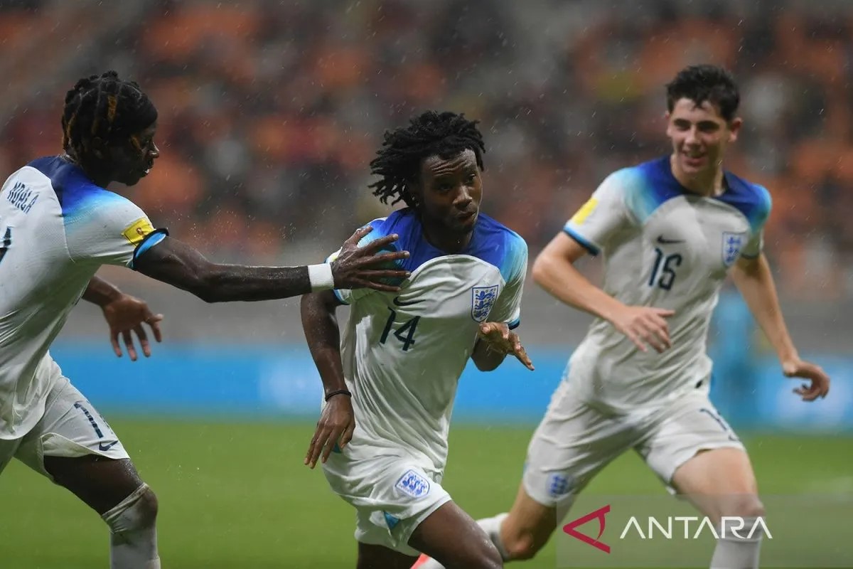 Ekspresi pesepak bola Timnas Inggris Reiss Denny (tengah) usai mencetak gol ke gawang Iran, pada 14 November 2023.