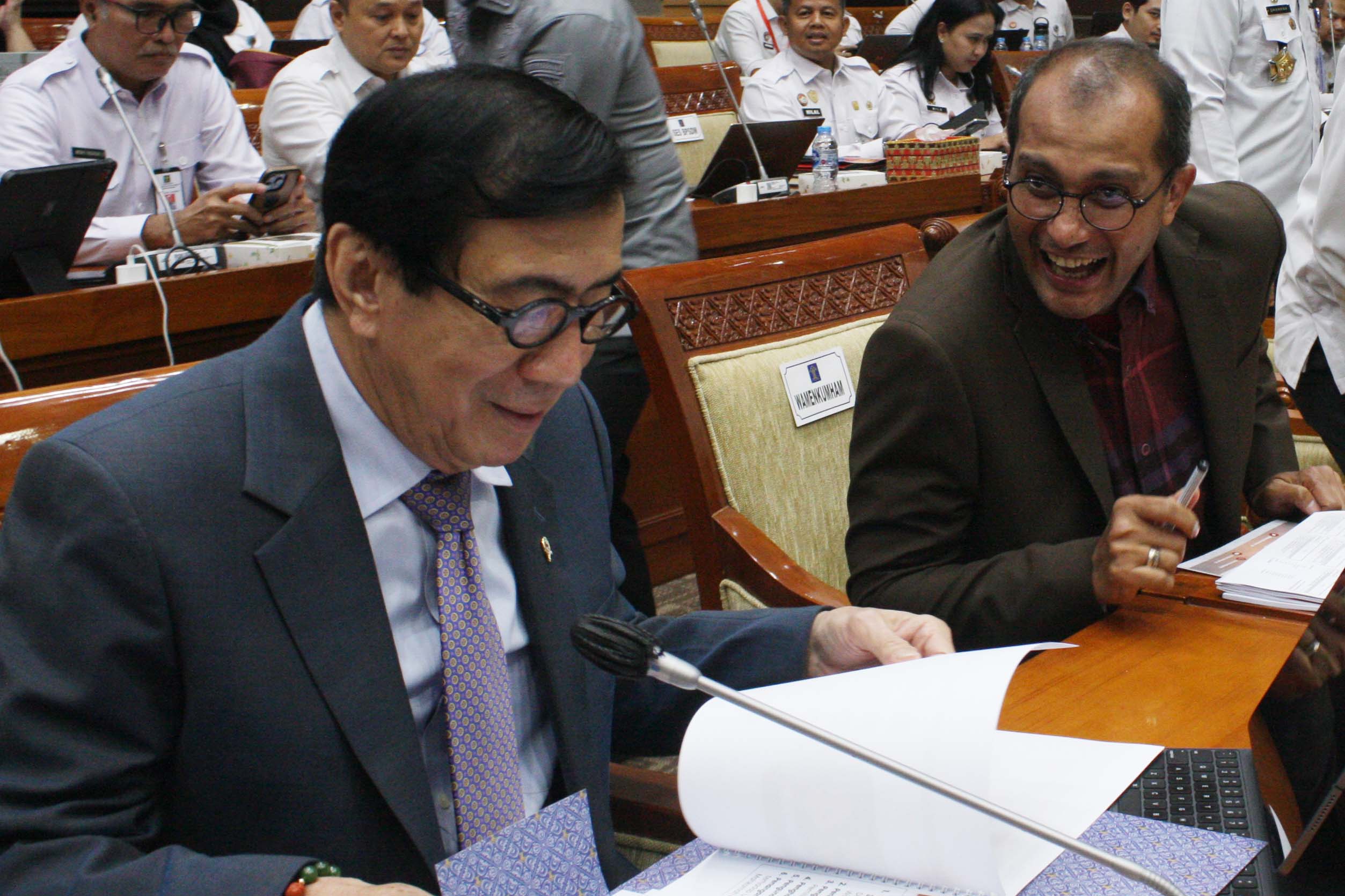 Wakil Menteri Hukum dan HAM Edward Omar Sharif Hiariej (kanan).