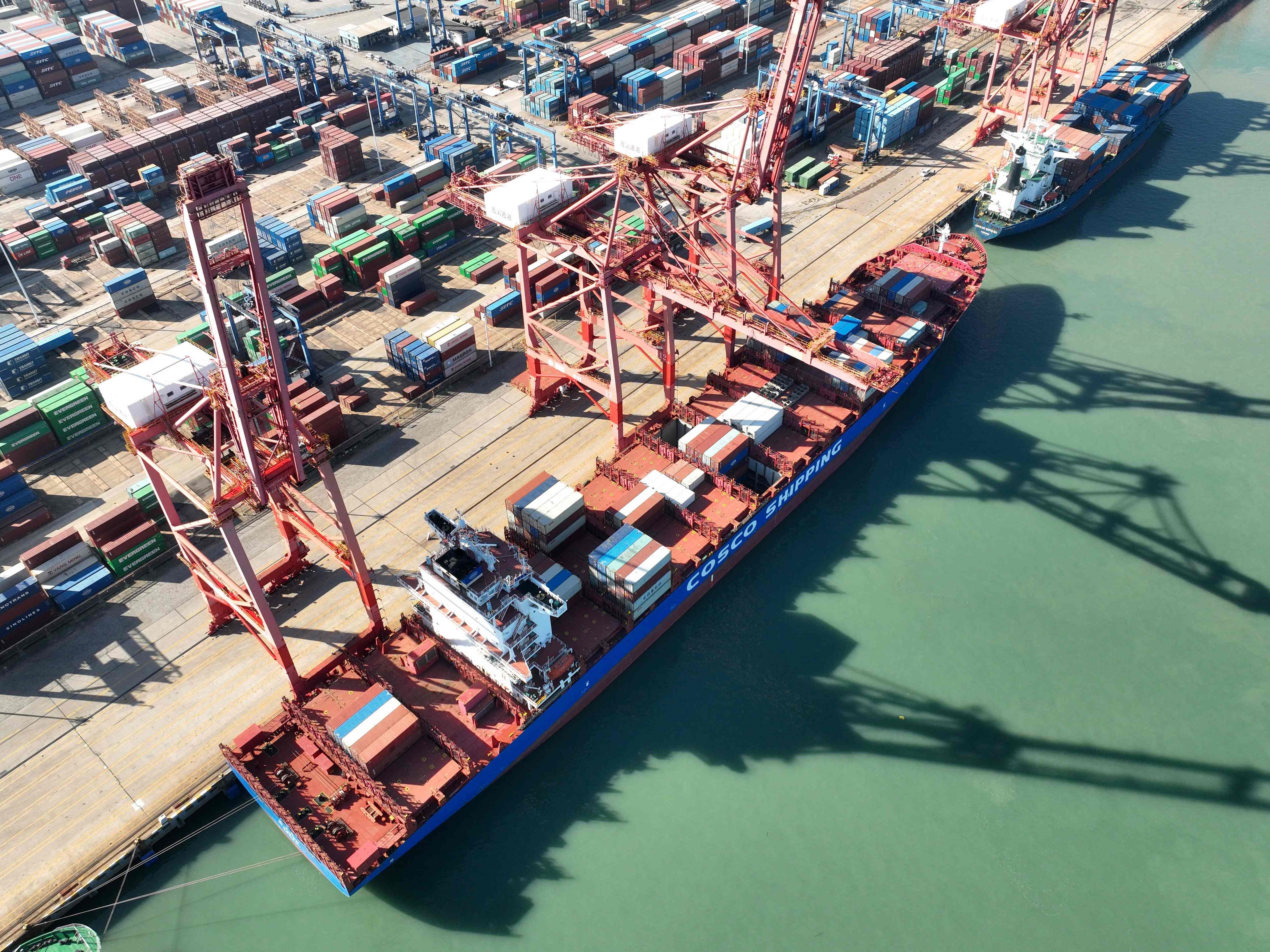 Kapal kargo yang memuat kontainer pengiriman di pelabuhan Lianyungang, Provinsi Jiangsu timur, Tiongkok.