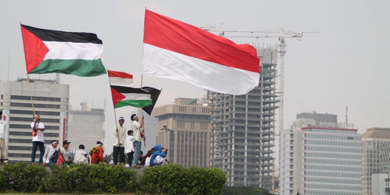 Masyarakat Indonesia menunjukkan solidaritas atas perjuangan Palestina untuk meraih kemerdekaan. 