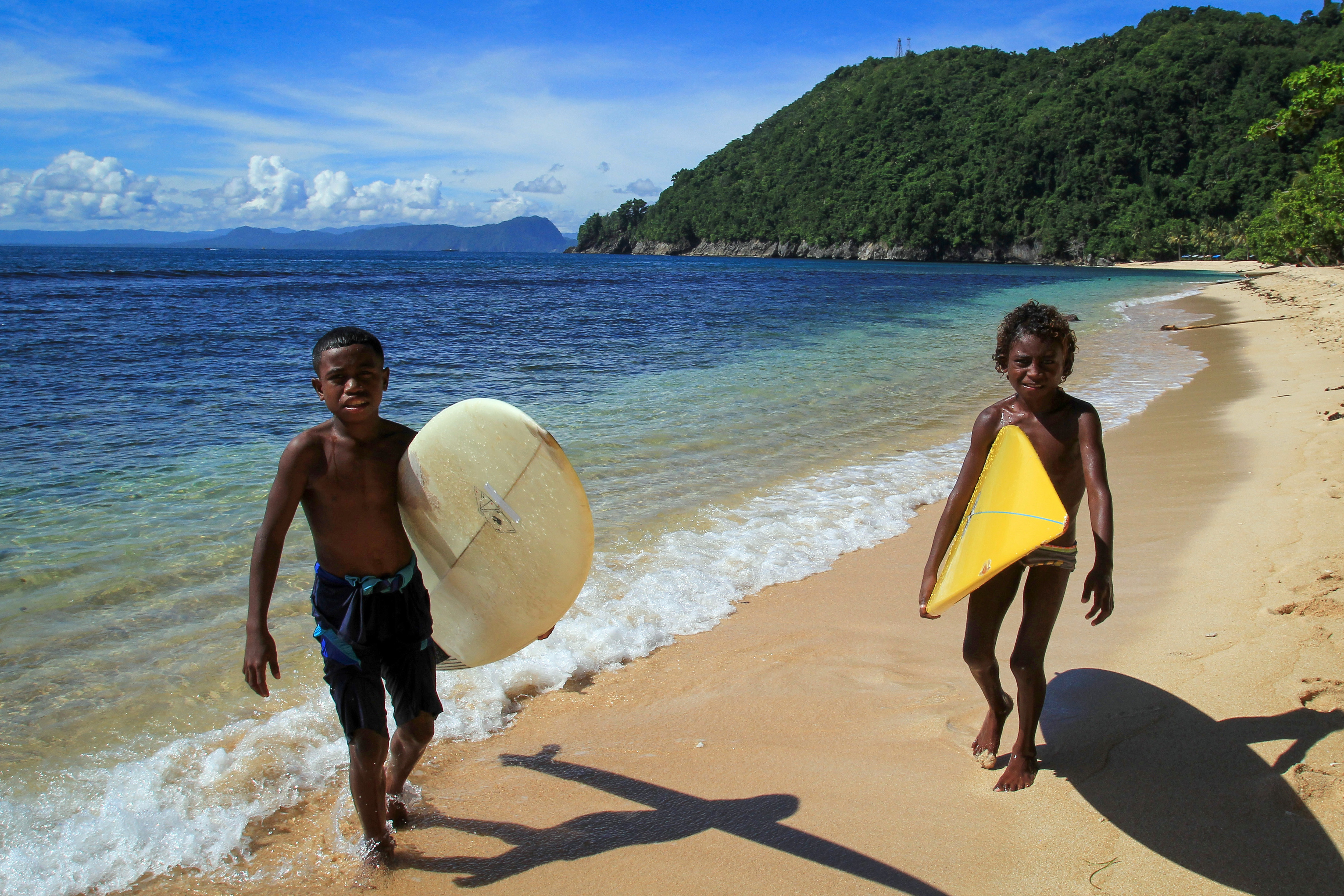 Anak-anak bermain selancar di Pantai Base-G, Jayapura, Papua, Sabtu (13/5). Base-G kini menjadi spot baru untuk olahraga selancar.