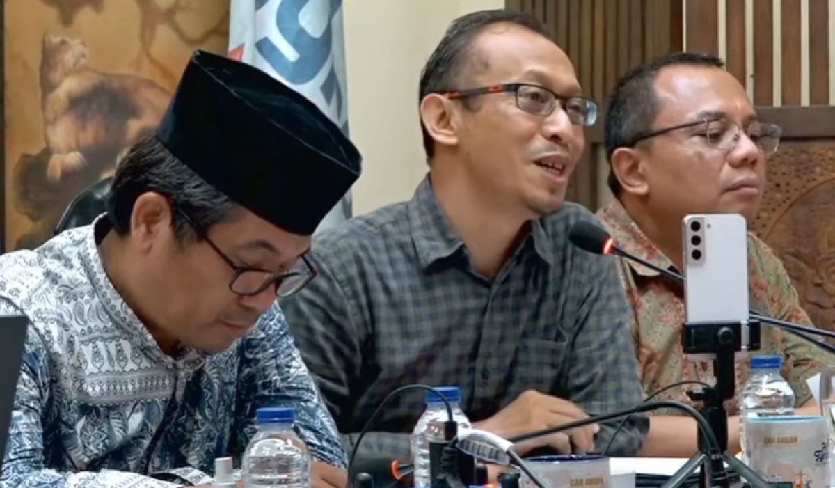 Analis politik dari Exposit Strategic Arif Susanto (tengah)