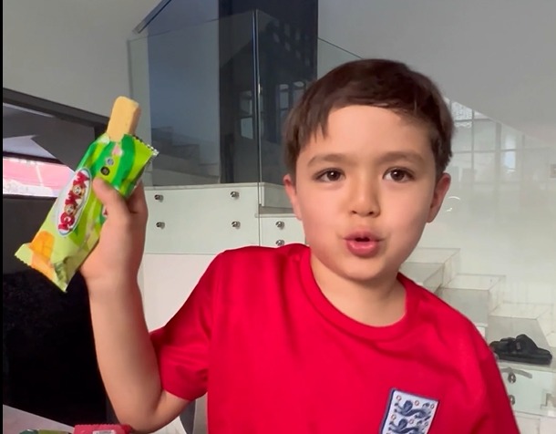 Anak dari selebritas Jessica Iskandar kerap menunjukkan snack di medsos TikTok. 