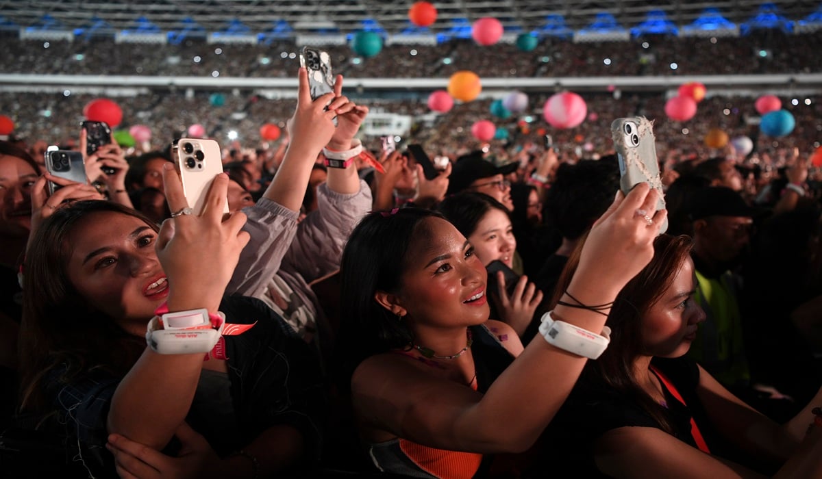 Sejumlah penonton menyaksikan konser grup band asal Inggris, Coldplay di Stadion Utama Gelora Bung Karno (SUGBK) Senayan, Jakarta