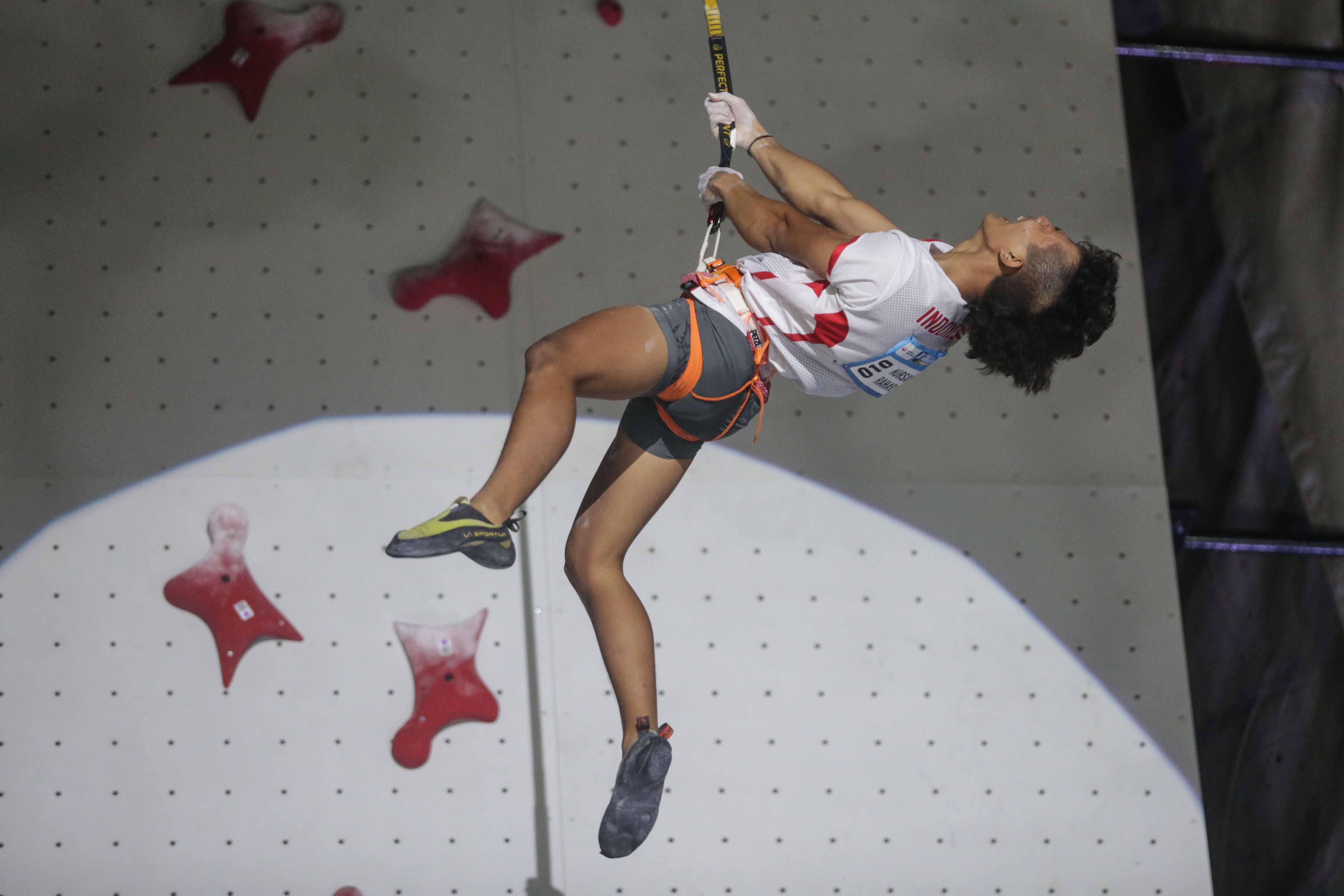 Ilustrasi. Altet panjat tebing Indonesia Raharjati Nursamsa melakukan selebrasi usai menang atas atlet panjat tebing Cina Xinshang Wang.