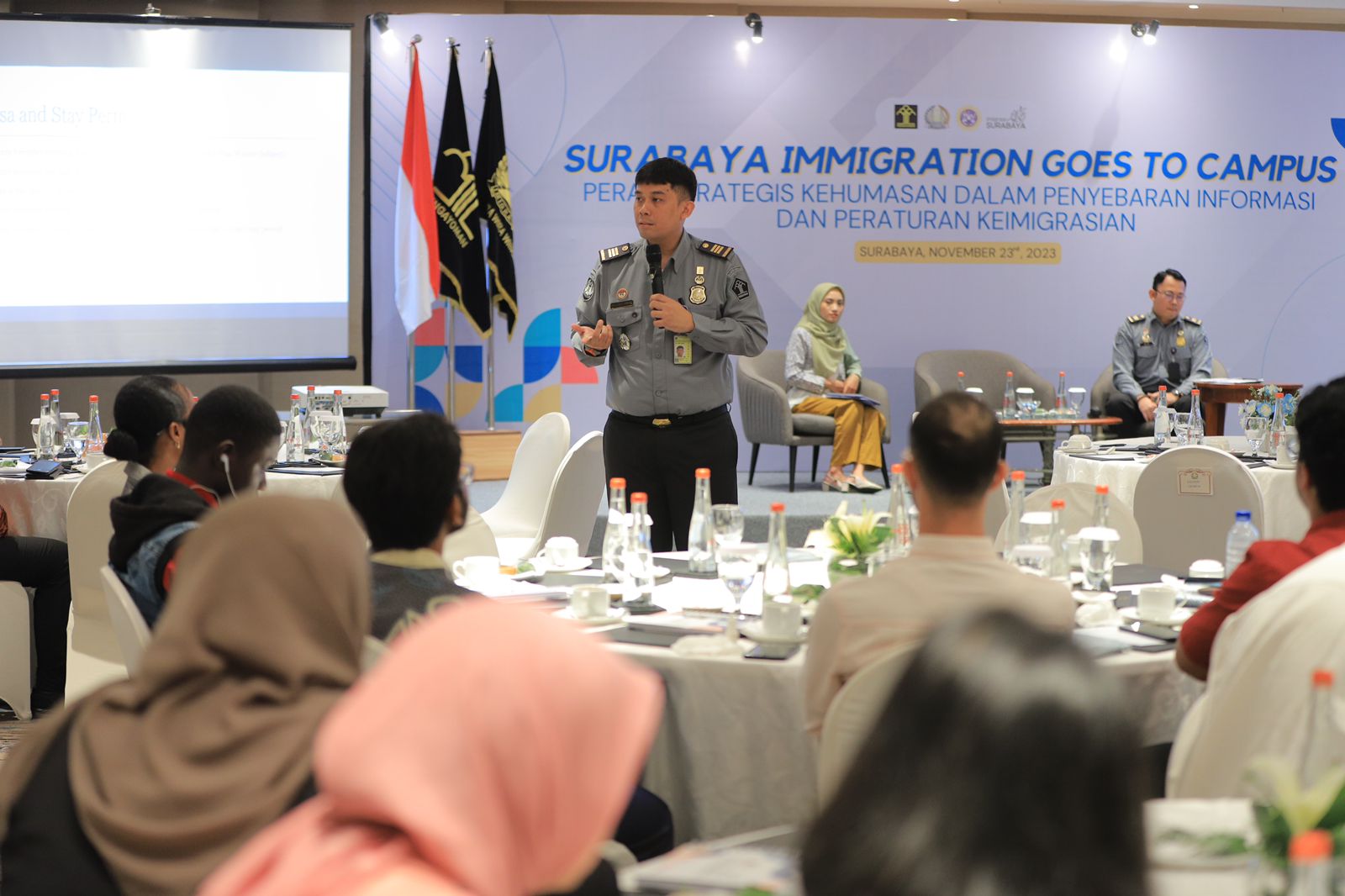 Imigrasi Surabaya dan Unair bekerja sama menggelar edukasi untuk mahasiswa asing di Kota Surabaya, Jatim, Kamis (23/11),