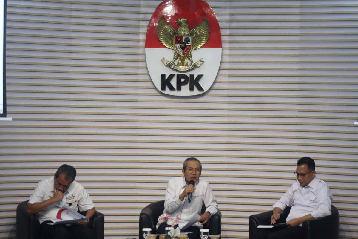 ICW mengatakan sikap Alexander memalukan dan menunjukan tidak ada zelo toleransi kepada praktik korupsi.