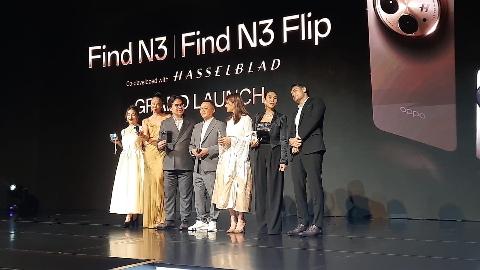 Salah satu nilai jual utama dari Oppo Find N3 adalah lipatan atau engsel yang tak terlihat dan terasa mulus saat menyentuh layar. 