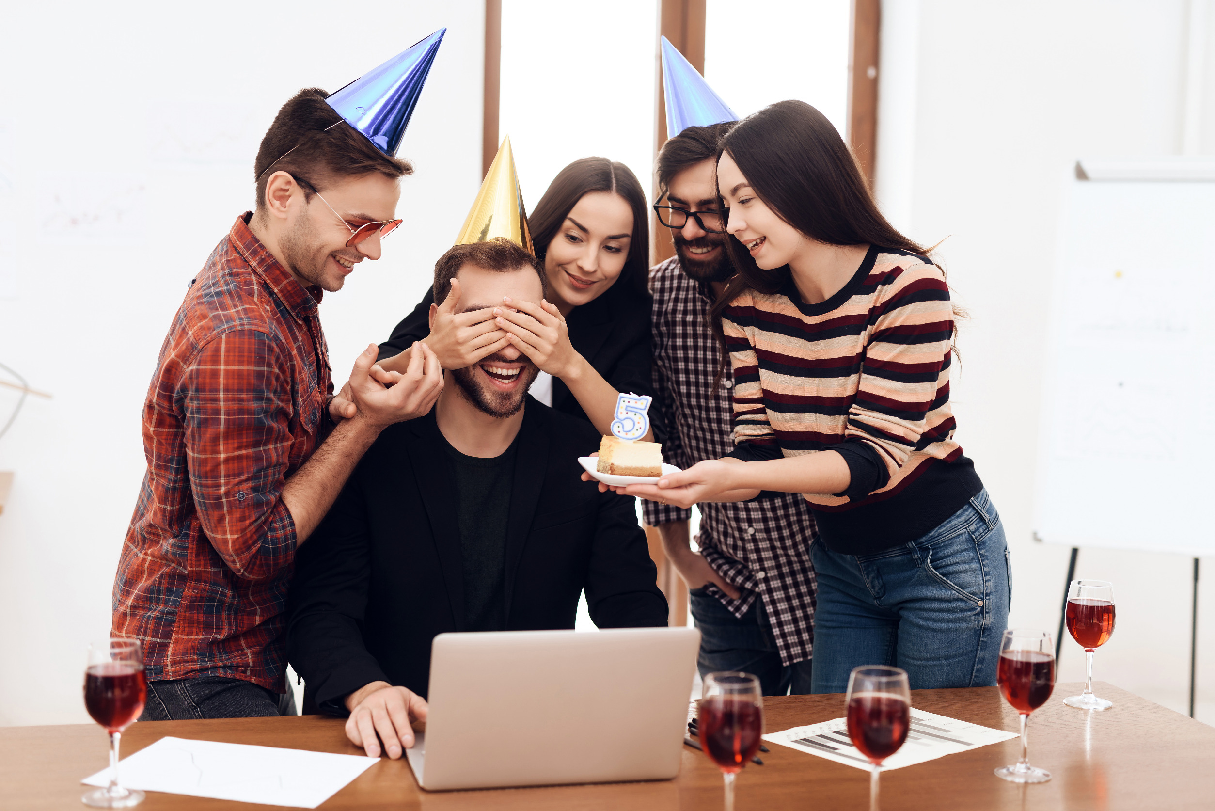 Menyimpan rahasia (hal yang menyenangkan) dapat mencerahkan hari Anda dan membuat merasa lebih berenergi.