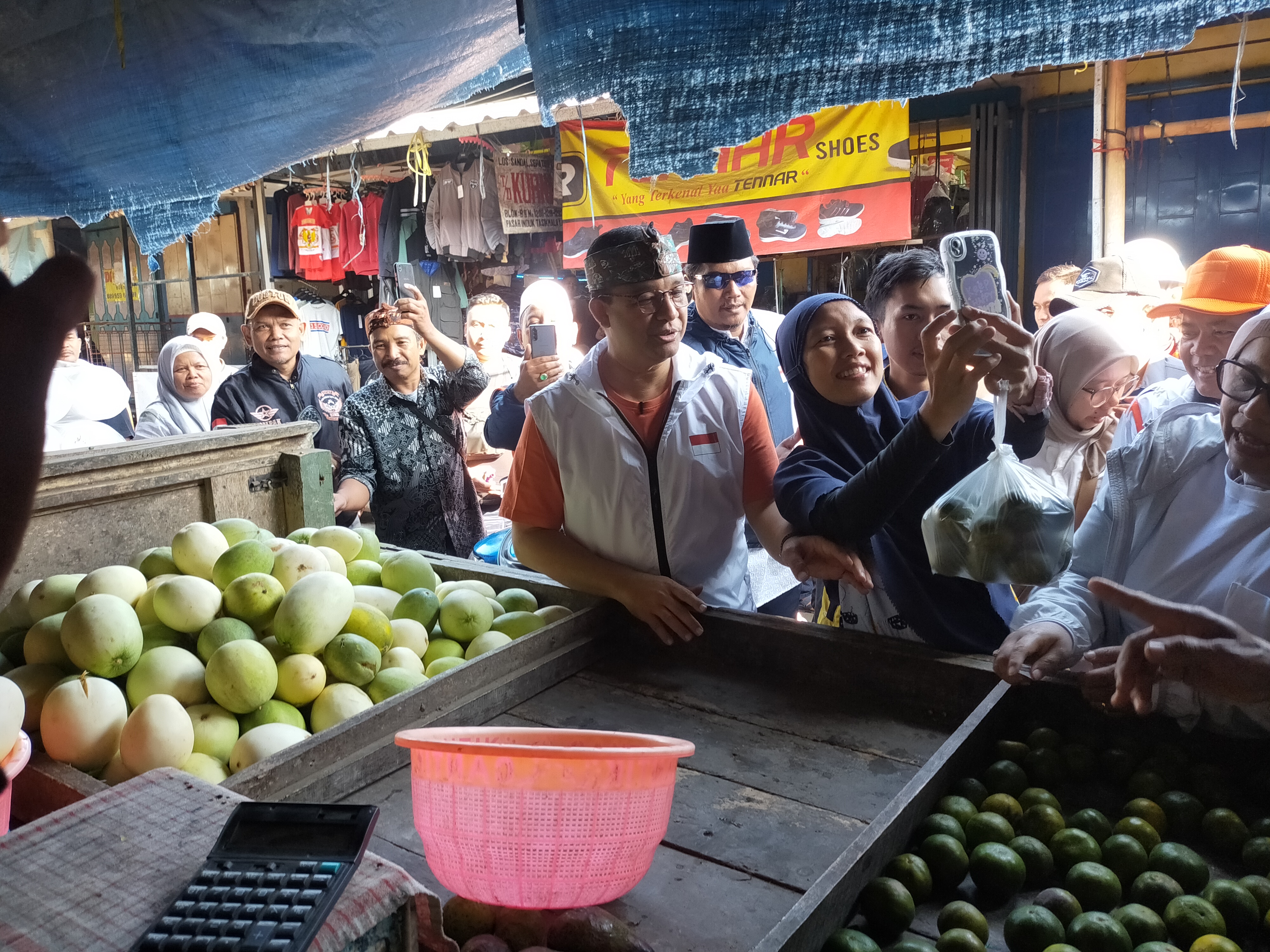 Bacapres Anies Baswedan saat berada di salah satu pasar tradisional