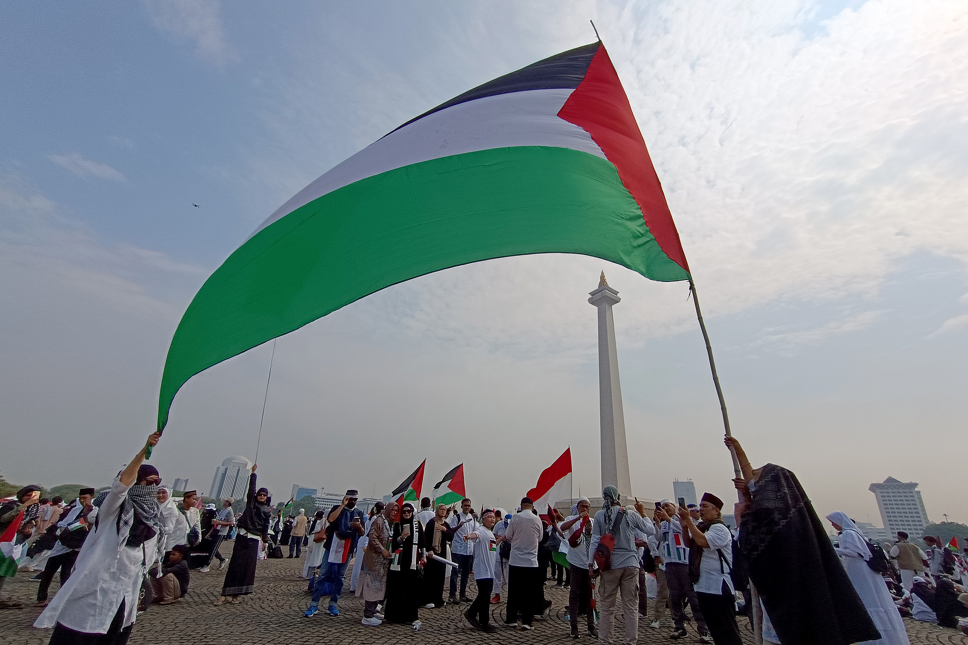 Ribuan massa menggelar aksi dukungan kepada rakyat Palestina di kawasan Monas, Jakarta, Minggu (5/11).