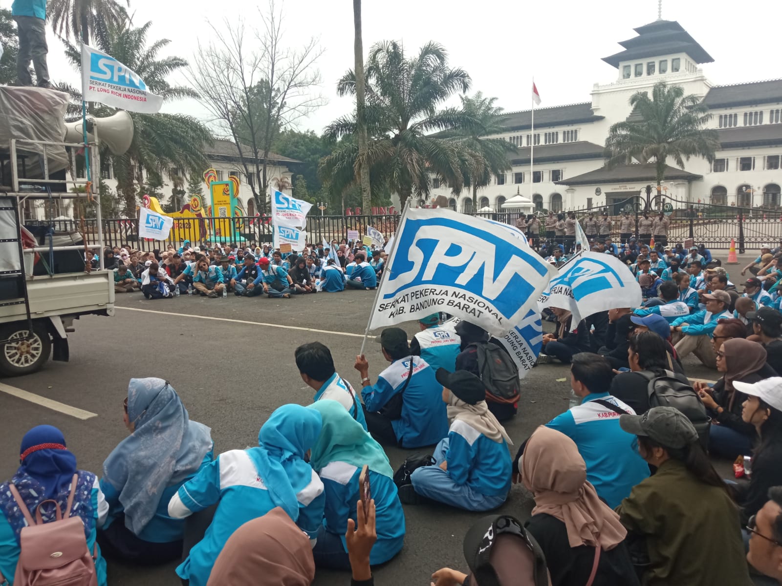Ratusan buruh dari Serikat Pekerja Nasional (SPN) Jawa Barat menggelar unjuk rasa di depan Gedung Sate