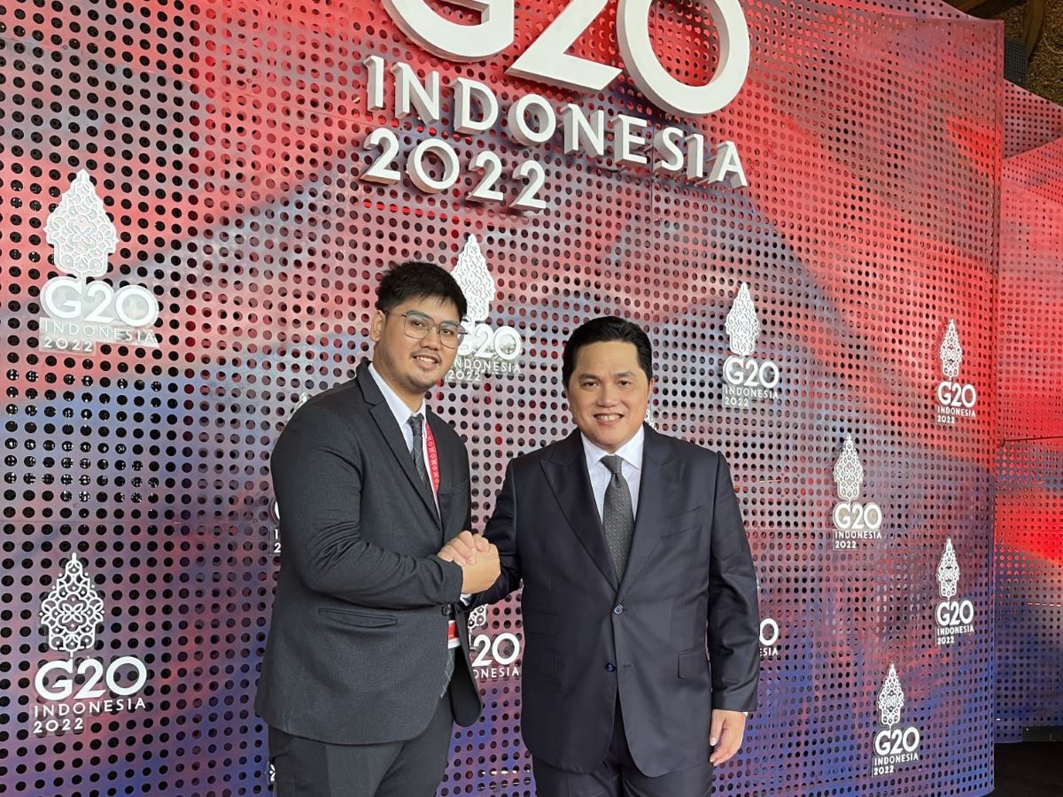 Direktur Hubungan Kelembagaan Reynaldi Istanto berjabat tangan dengan Menteri BUMN Erick Thohir.