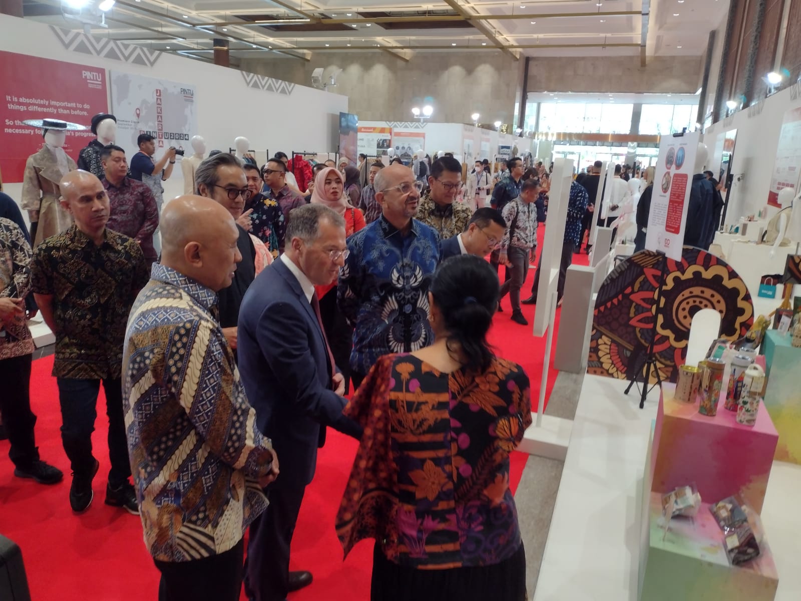 Menteri Koperasi dan UKM Teten Masduki (kiri) menyaksikan hasil karya umkm binaan Yayasan PTI