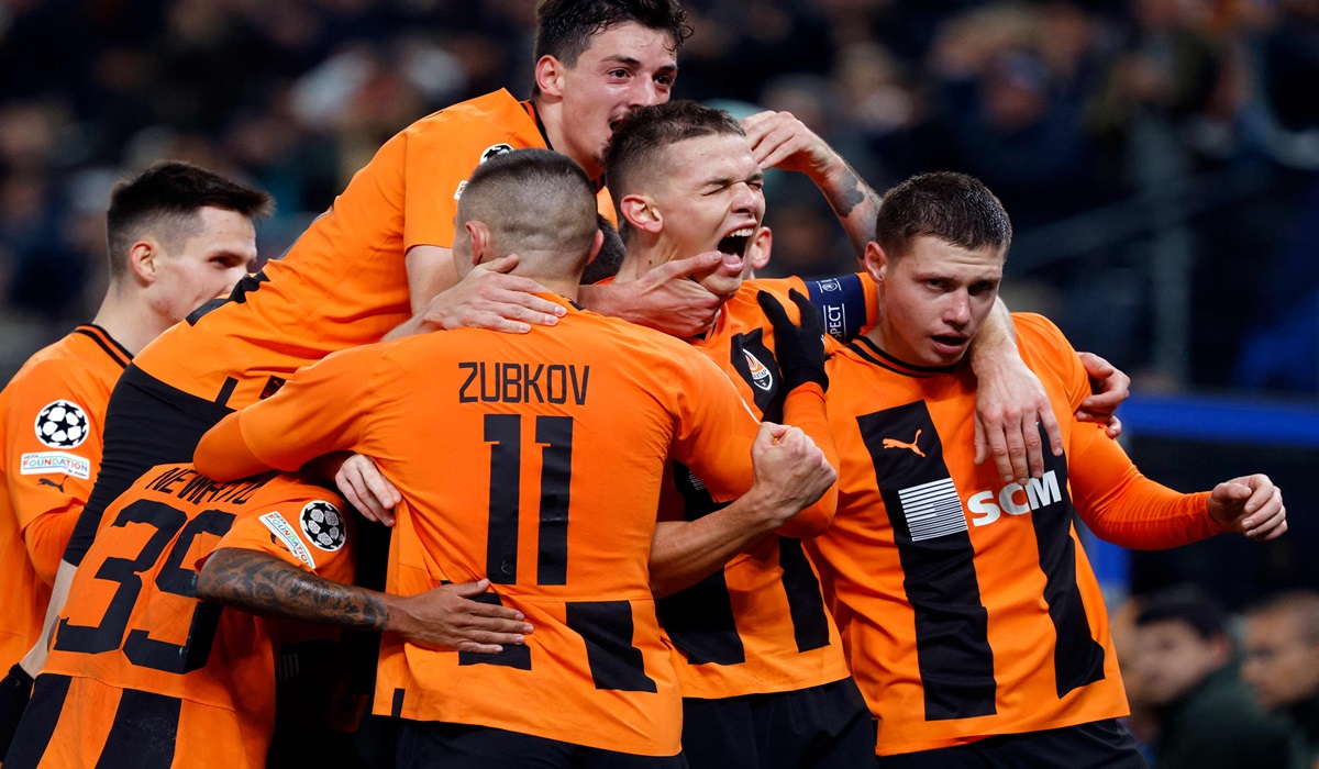 Para pemain Shakhtar Donetsk melakukan selebrasi usai mencetak gol ke gawang Barcelona di laga Liga Champions.