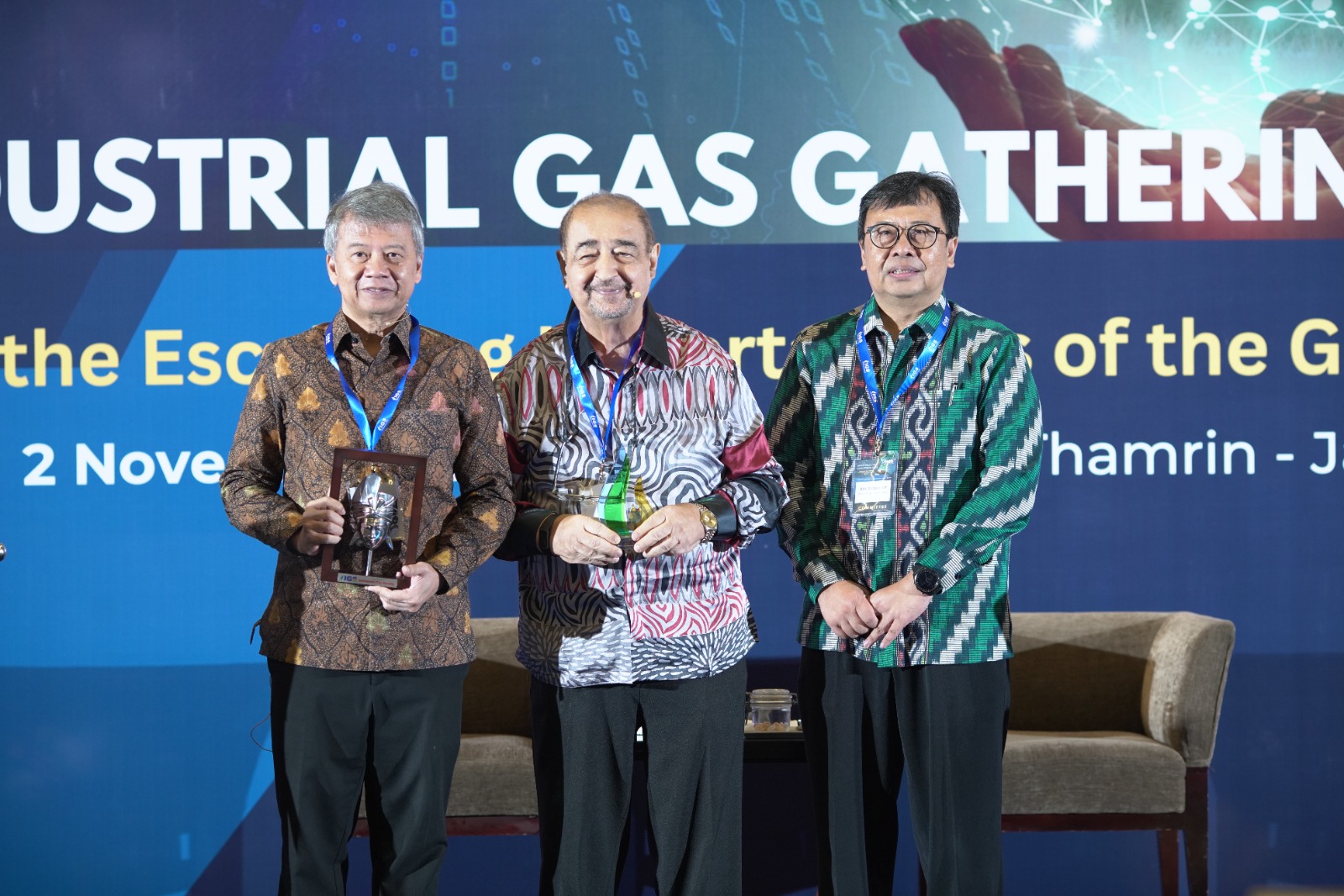 (kiri ke kanan) Praktisi Migas Dr Widhyawan Prawiraatmadja, Ketua IGS Aris Mulya Azof, dan Founder & Chairman FGE Dr Fereidun Fesharaki.