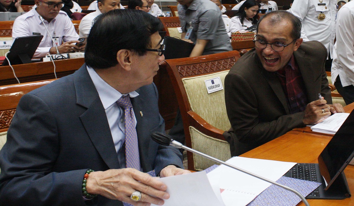 Wamenkumham Edward Omar Sharif Hiariej saat mengikuti Rapat Kerja dengan DPR meski sudah berstatus tersangka