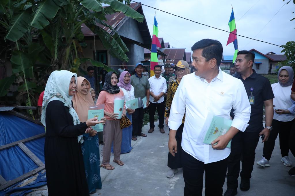 Menteri ATR/BPN Hadi Tjahjanto membagikan sertifikat tanah di Palangkaraya, kalimantan Tengah