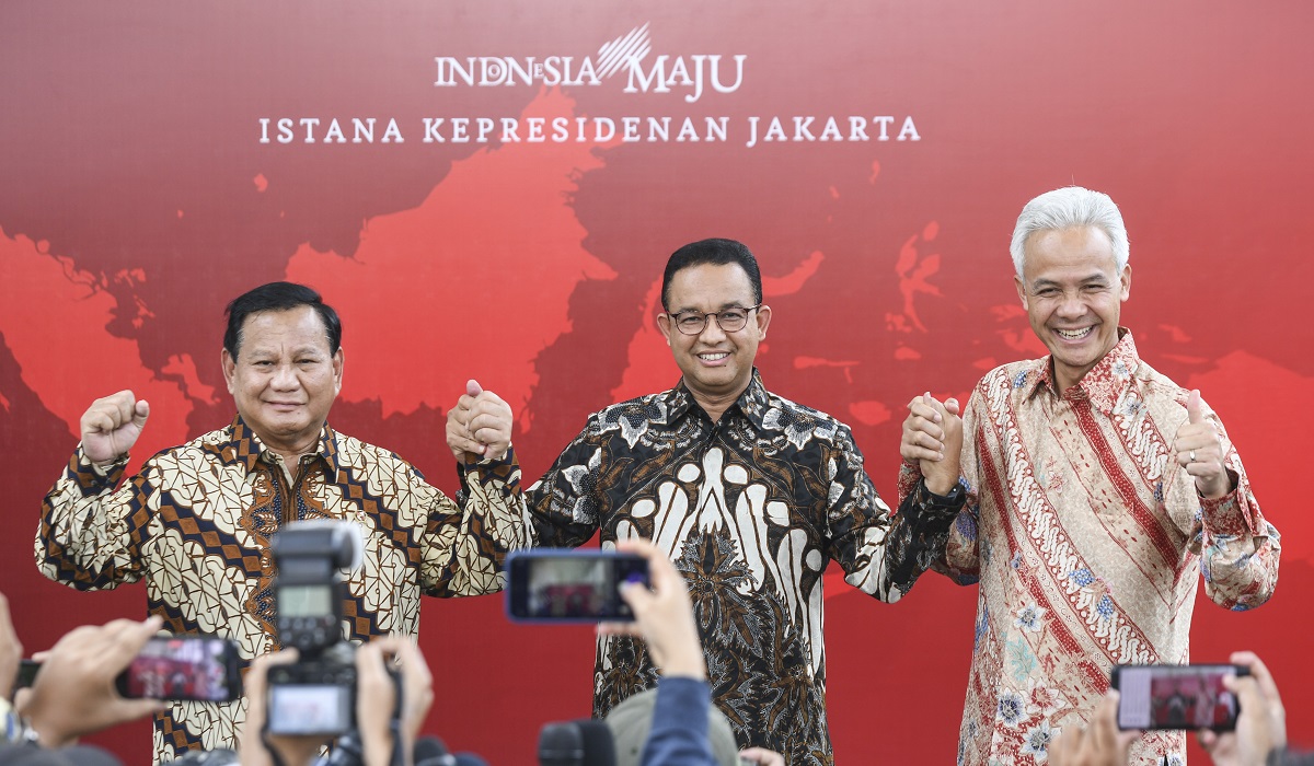 Bacapres Anies Baswedan (tengah), Ganjar Pranowo (kanan) dan Prabowo Subianto (kiri) bergandengan tangan usai makan siang dengan presiden