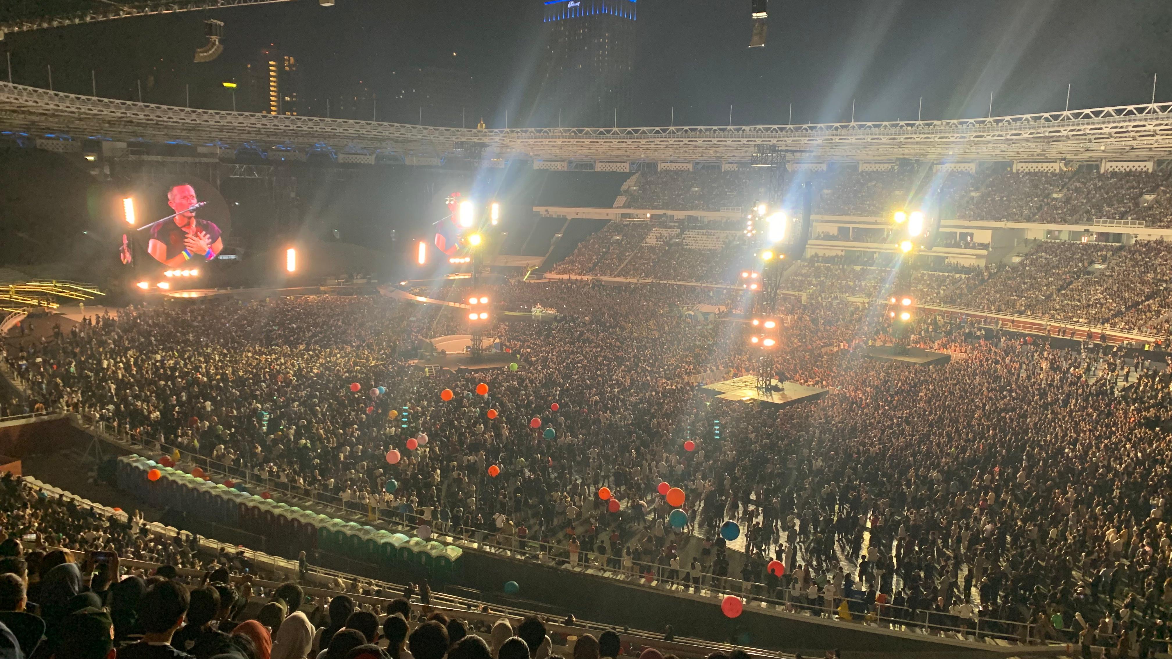 Chris Martin ucapkan Assalamualaikum dan pantun pinjam seratus saat buka konser Coldplay Jakarta 